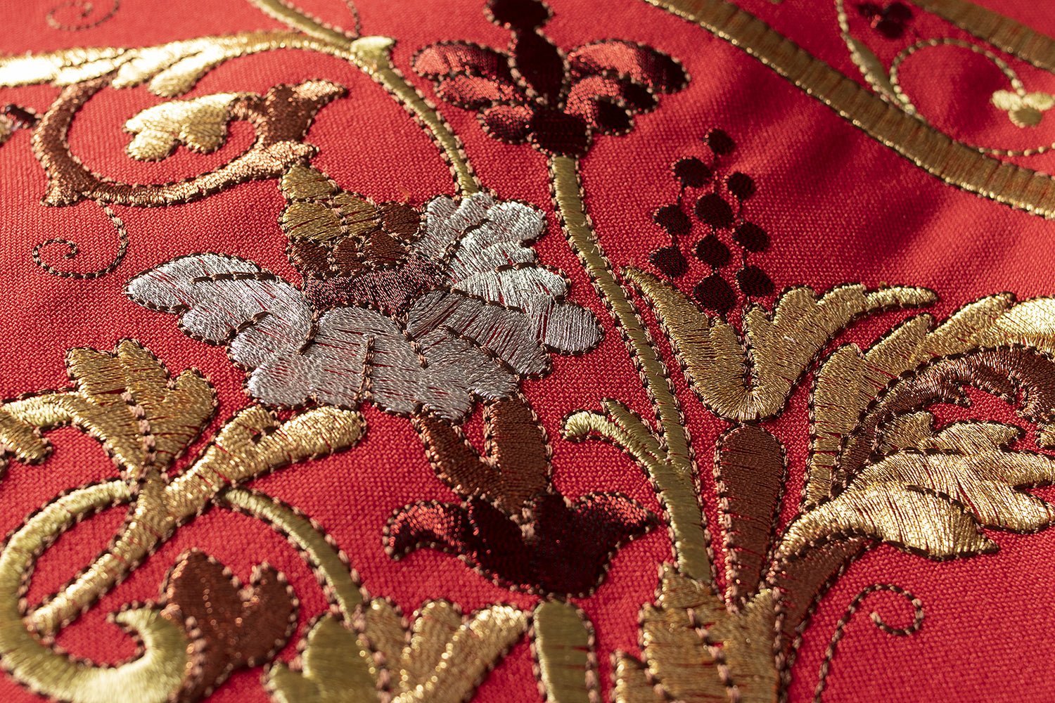 Chasuble romaine rouge brodée d'un motif IHS KOR/200/02/01 CZERWONY - CHASUBLES.FR