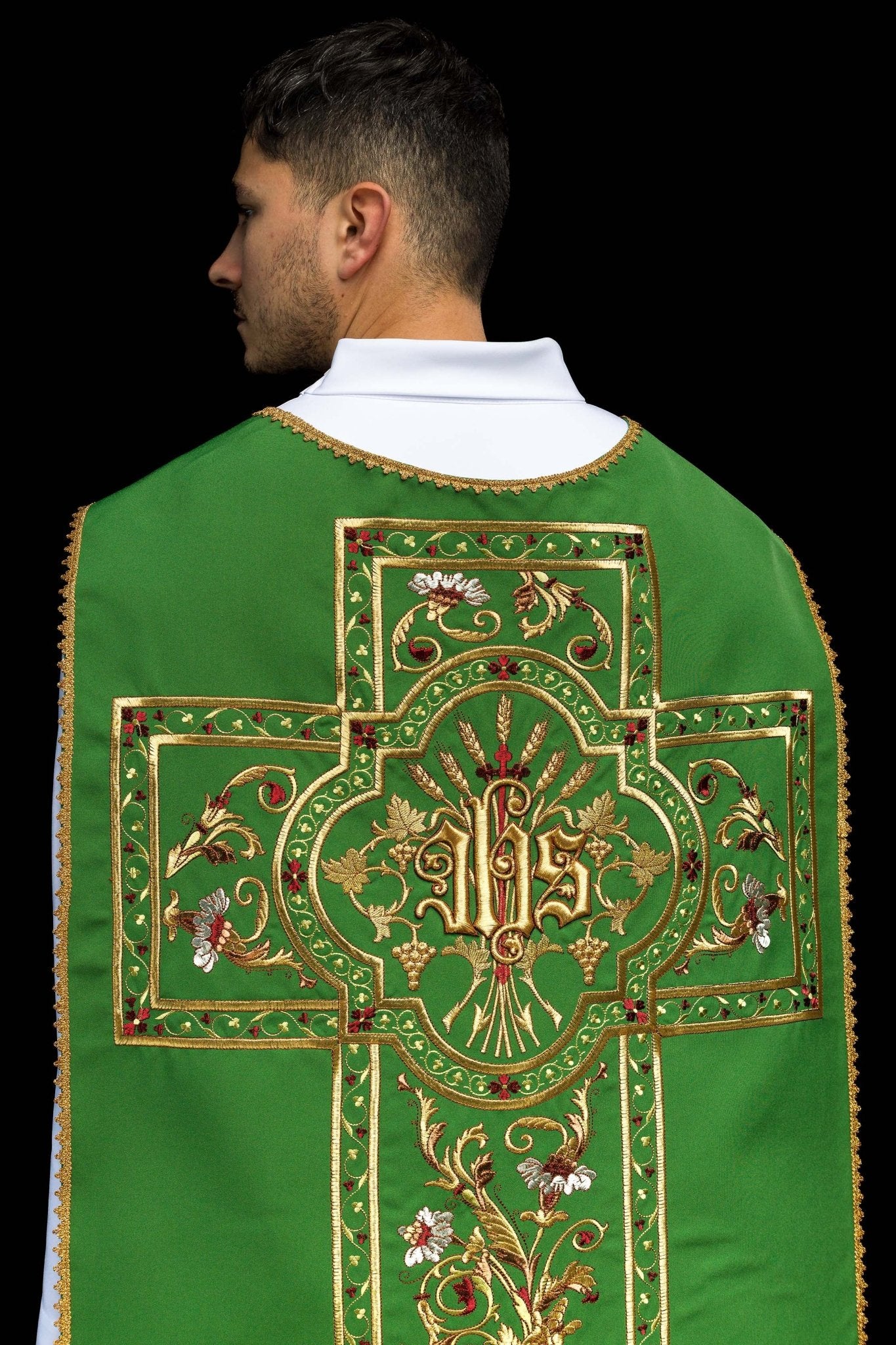 Chasuble romaine verte brodée d'un motif IHS KOR/200/01/01 ZIELONY - CHASUBLES.FR