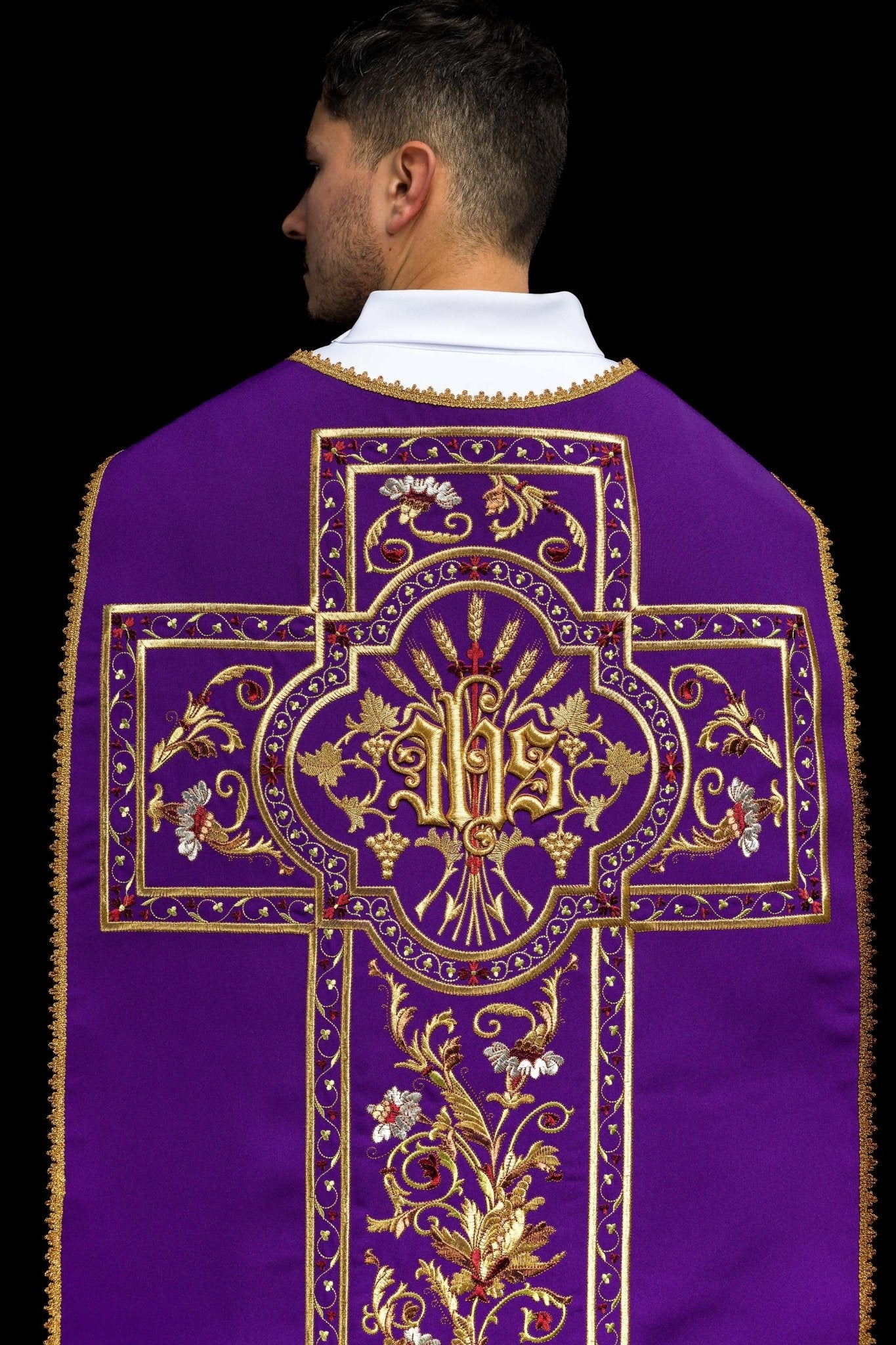 Chasuble romaine violette brodée d'un motif IHS KOR/200/03/01 FIOLET - CHASUBLES.FR