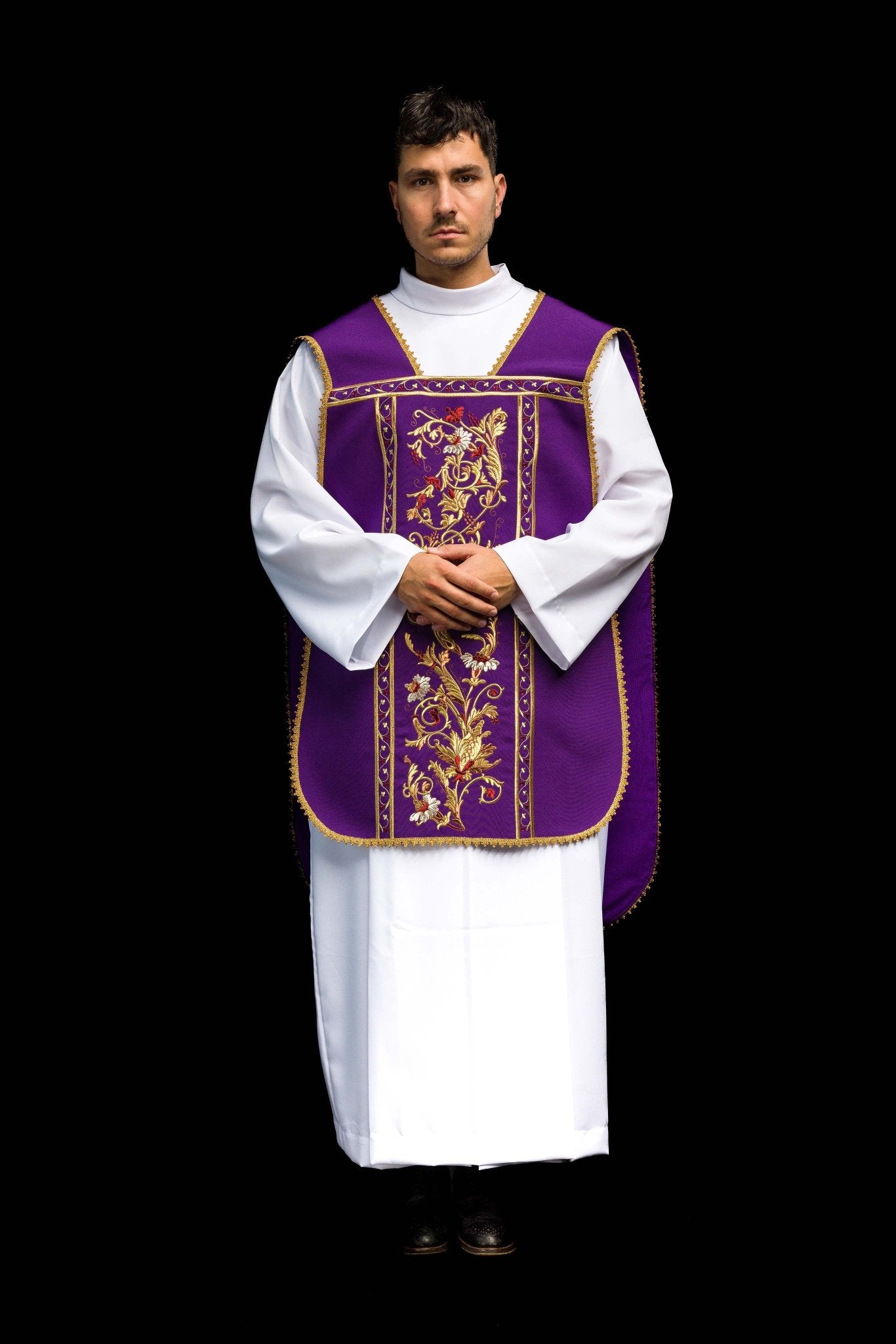 Chasuble romaine violette brodée d'un motif IHS KOR/200/03/01 FIOLET - CHASUBLES.FR