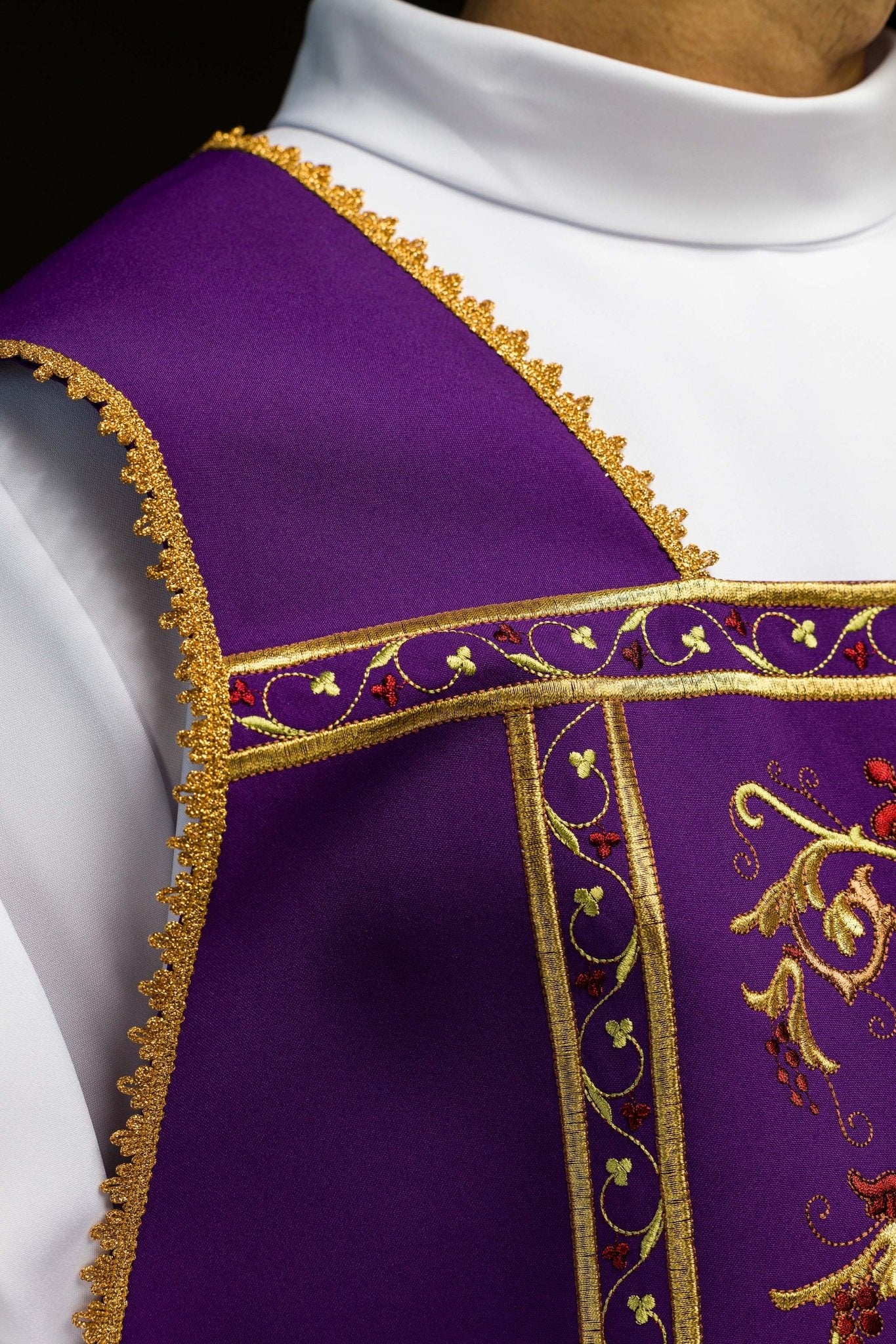 Chasuble romaine violette brodée d'un motif IHS KOR/200/03/01 FIOLET - CHASUBLES.FR
