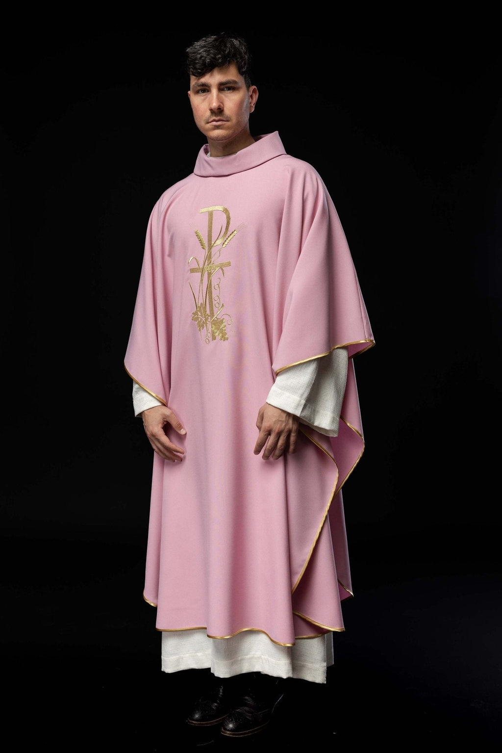 Chasuble rose avec broderie de croix dorée KOR/026/08/12 RÓŻ - CHASUBLES.FR