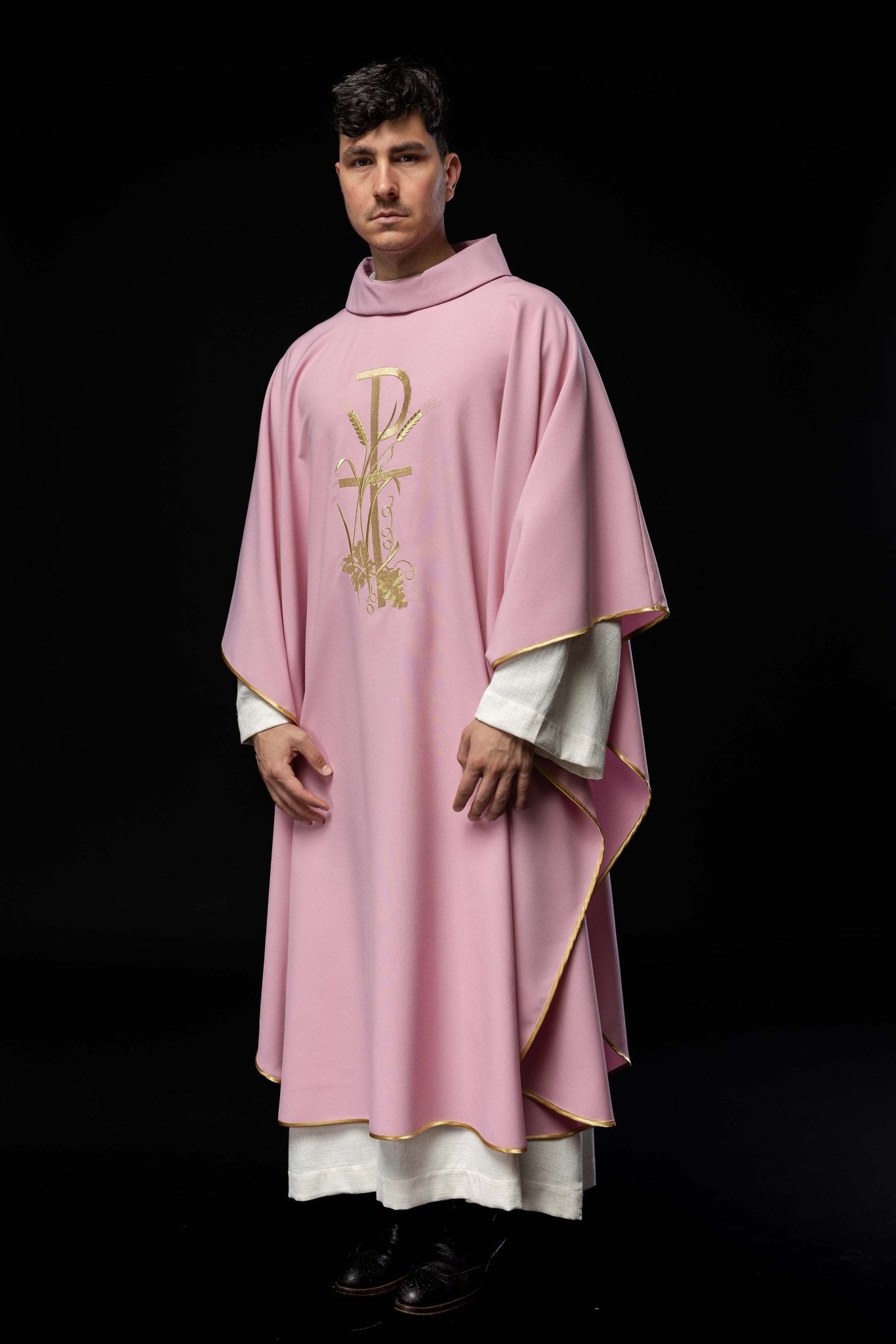 Chasuble rose avec broderie de croix dorée KOR/026/08/12 RÓŻ - CHASUBLES.FR