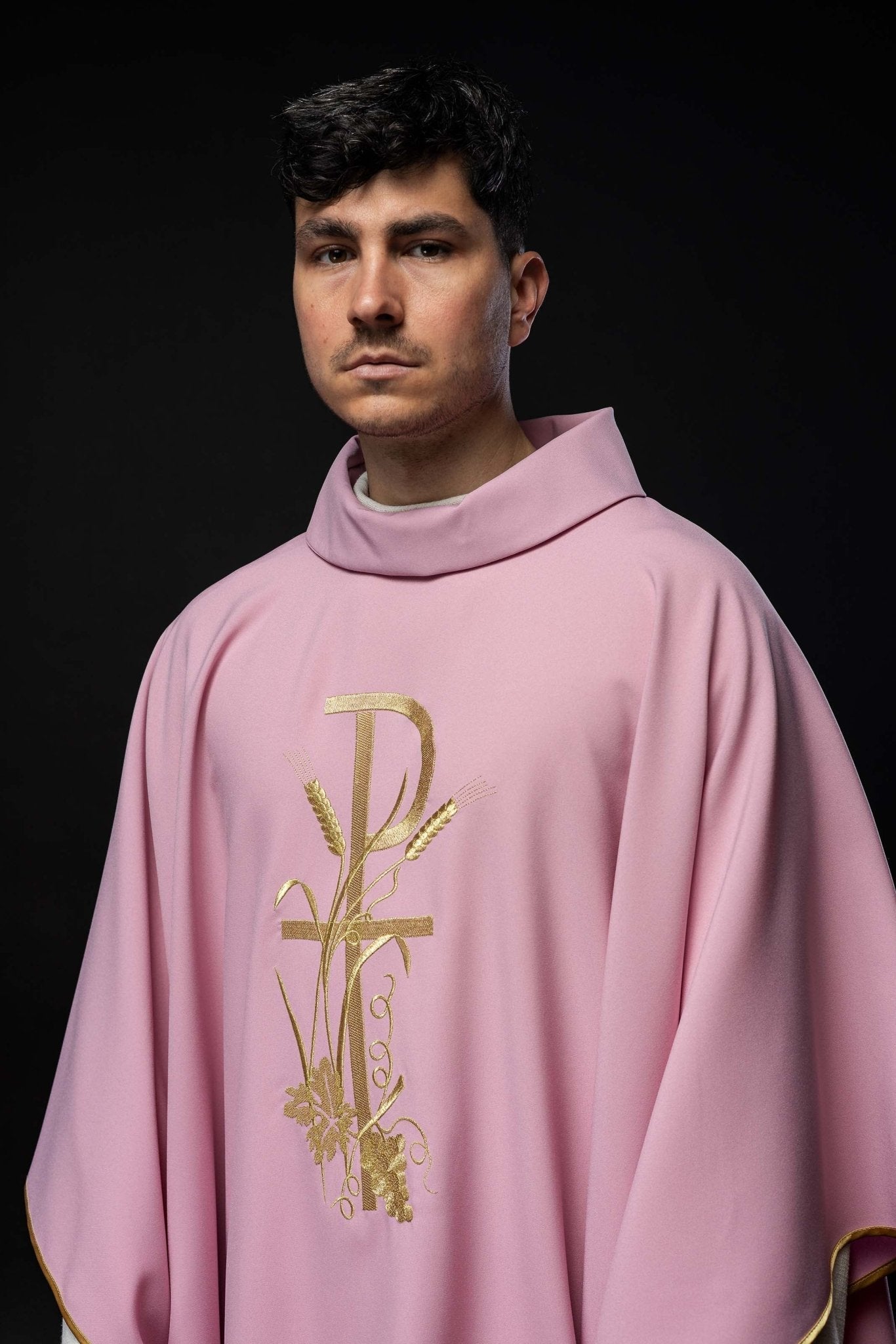 Chasuble rose avec broderie de croix dorée KOR/026/08/12 RÓŻ - CHASUBLES.FR