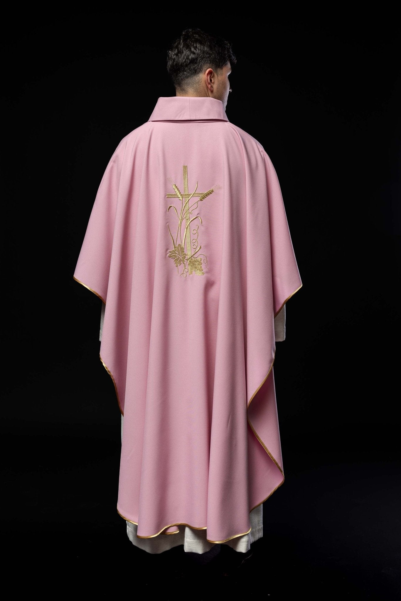 Chasuble rose avec broderie de croix dorée KOR/026/08/12 RÓŻ - CHASUBLES.FR