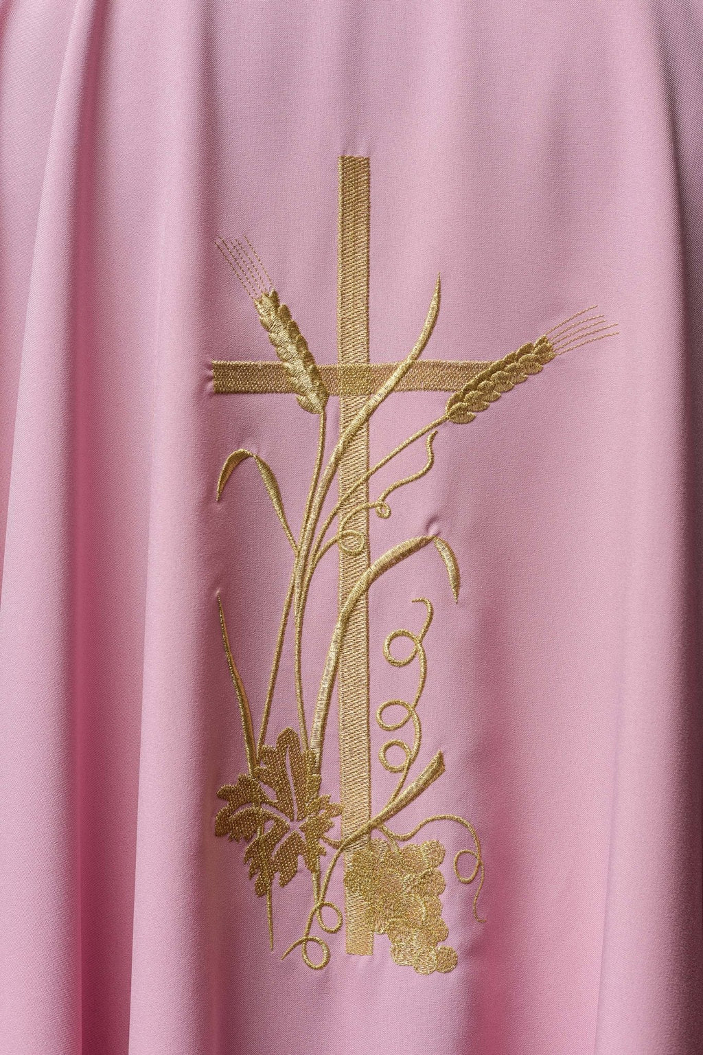 Chasuble rose avec broderie de croix dorée KOR/026/08/12 RÓŻ - CHASUBLES.FR