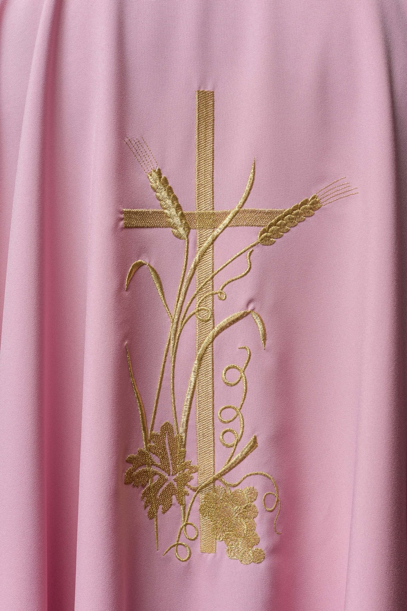 Chasuble rose avec broderie de croix dorée KOR/026/08/12 RÓŻ - CHASUBLES.FR
