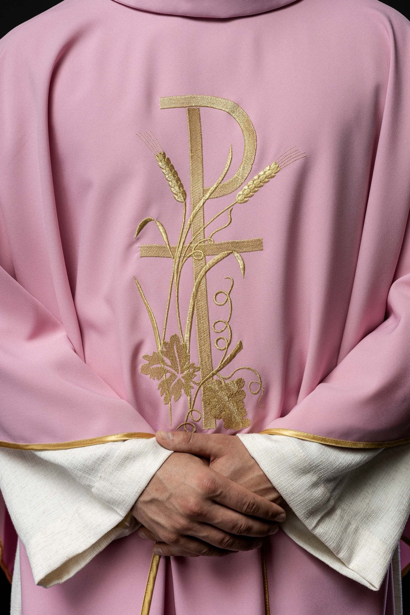 Chasuble rose avec broderie de croix dorée KOR/026/08/12 RÓŻ - CHASUBLES.FR