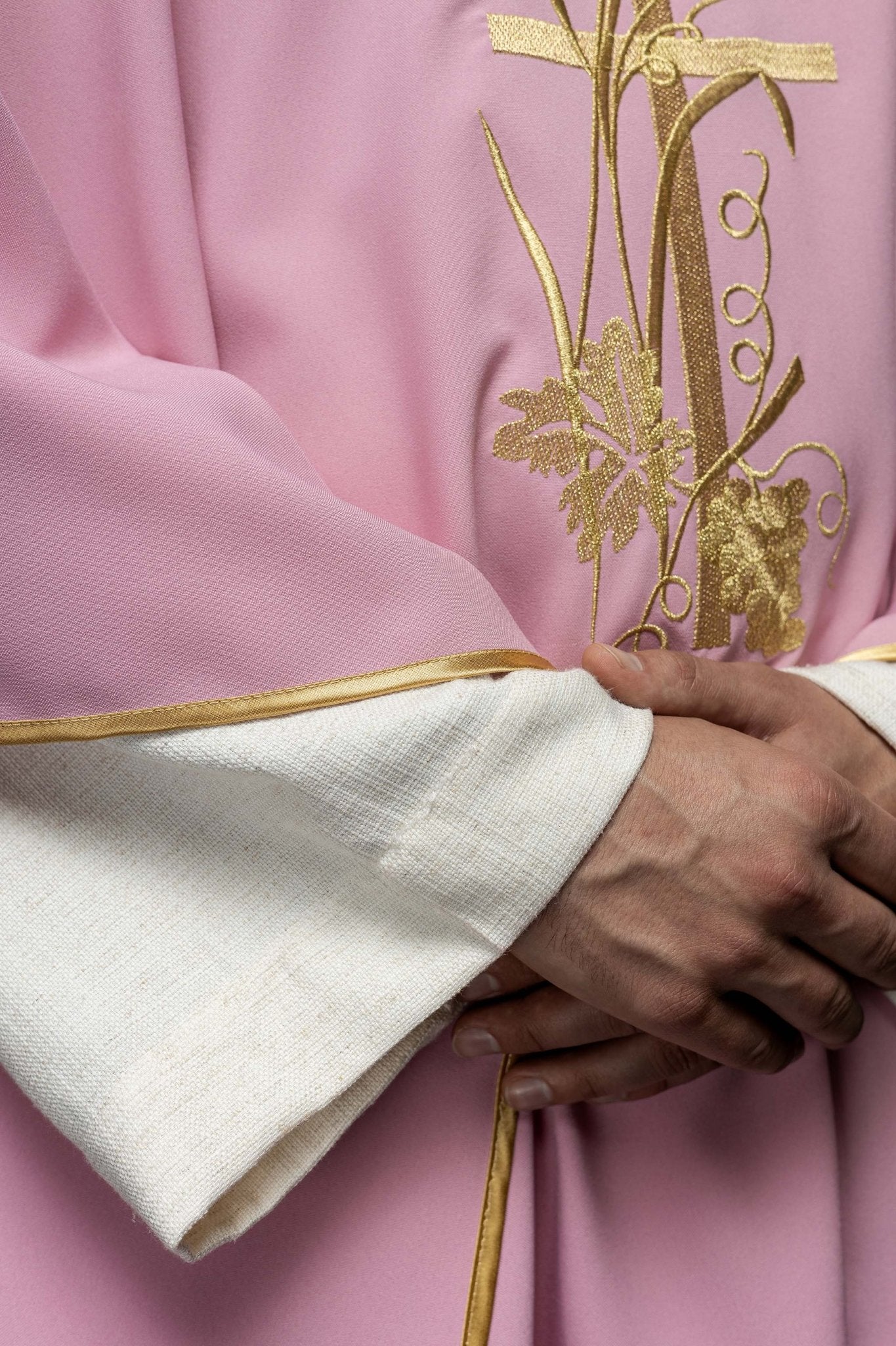 Chasuble rose avec broderie de croix dorée KOR/026/08/12 RÓŻ - CHASUBLES.FR