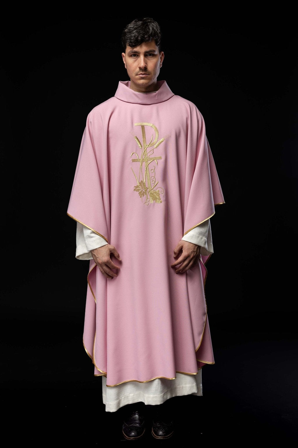 Chasuble rose avec broderie de croix dorée KOR/026/08/12 RÓŻ - CHASUBLES.FR