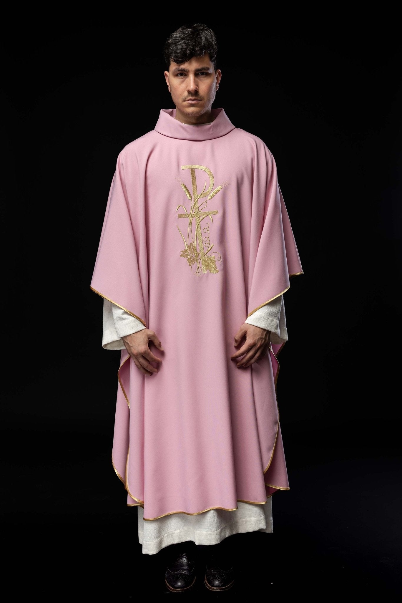 Chasuble rose avec broderie de croix dorée KOR/026/08/12 RÓŻ - CHASUBLES.FR