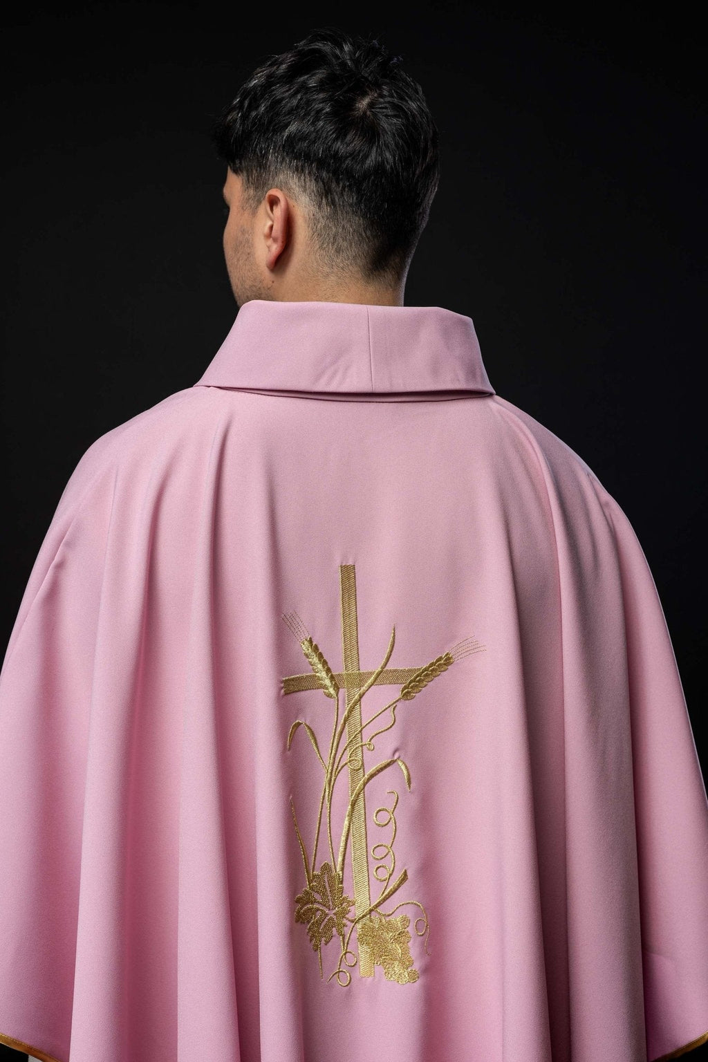 Chasuble rose avec broderie de croix dorée KOR/026/08/12 RÓŻ - CHASUBLES.FR