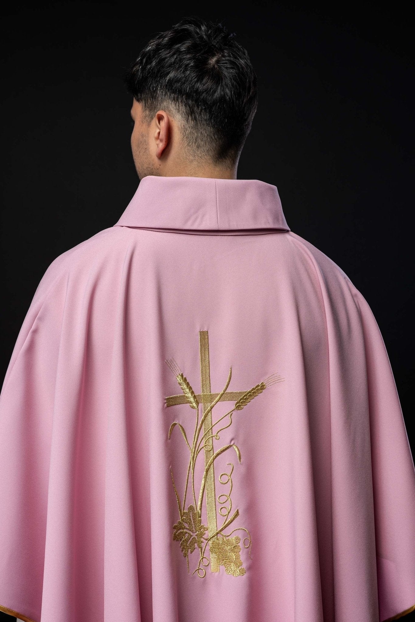 Chasuble rose avec broderie de croix dorée KOR/026/08/12 RÓŻ - CHASUBLES.FR