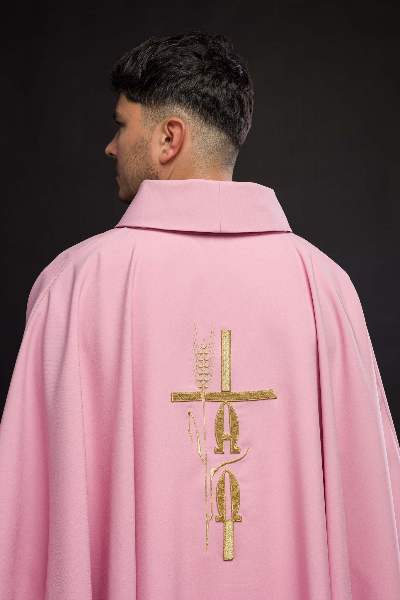 Chasuble rose avec croix de grain alpha et oméga KOR/013/08/12 RÓŻ - CHASUBLES.FR