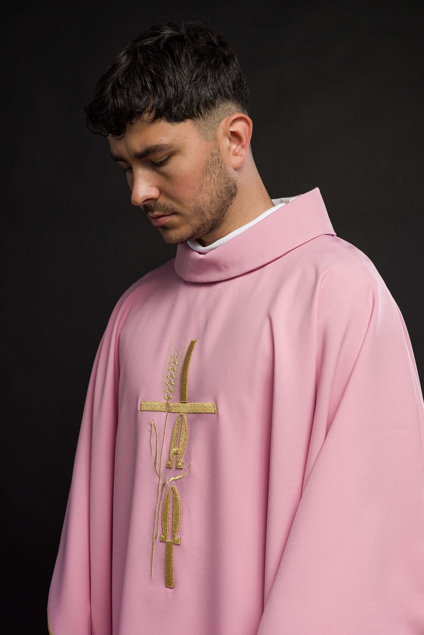 Chasuble rose avec croix de grain alpha et oméga KOR/013/08/12 RÓŻ - CHASUBLES.FR