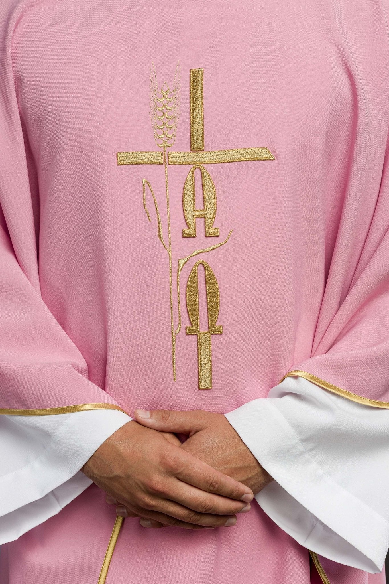 Chasuble rose avec croix de grain alpha et oméga KOR/013/08/12 RÓŻ - CHASUBLES.FR
