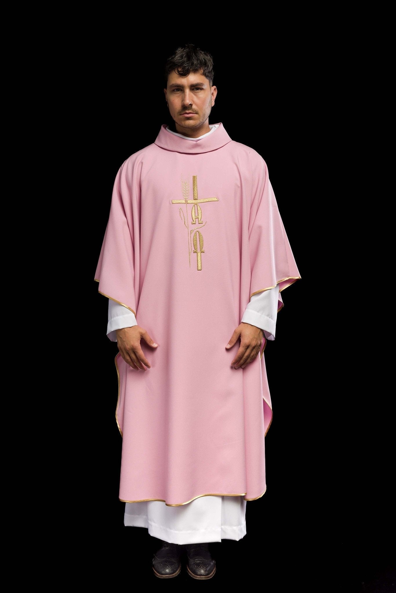 Chasuble rose avec croix de grain alpha et oméga KOR/013/08/12 RÓŻ - CHASUBLES.FR