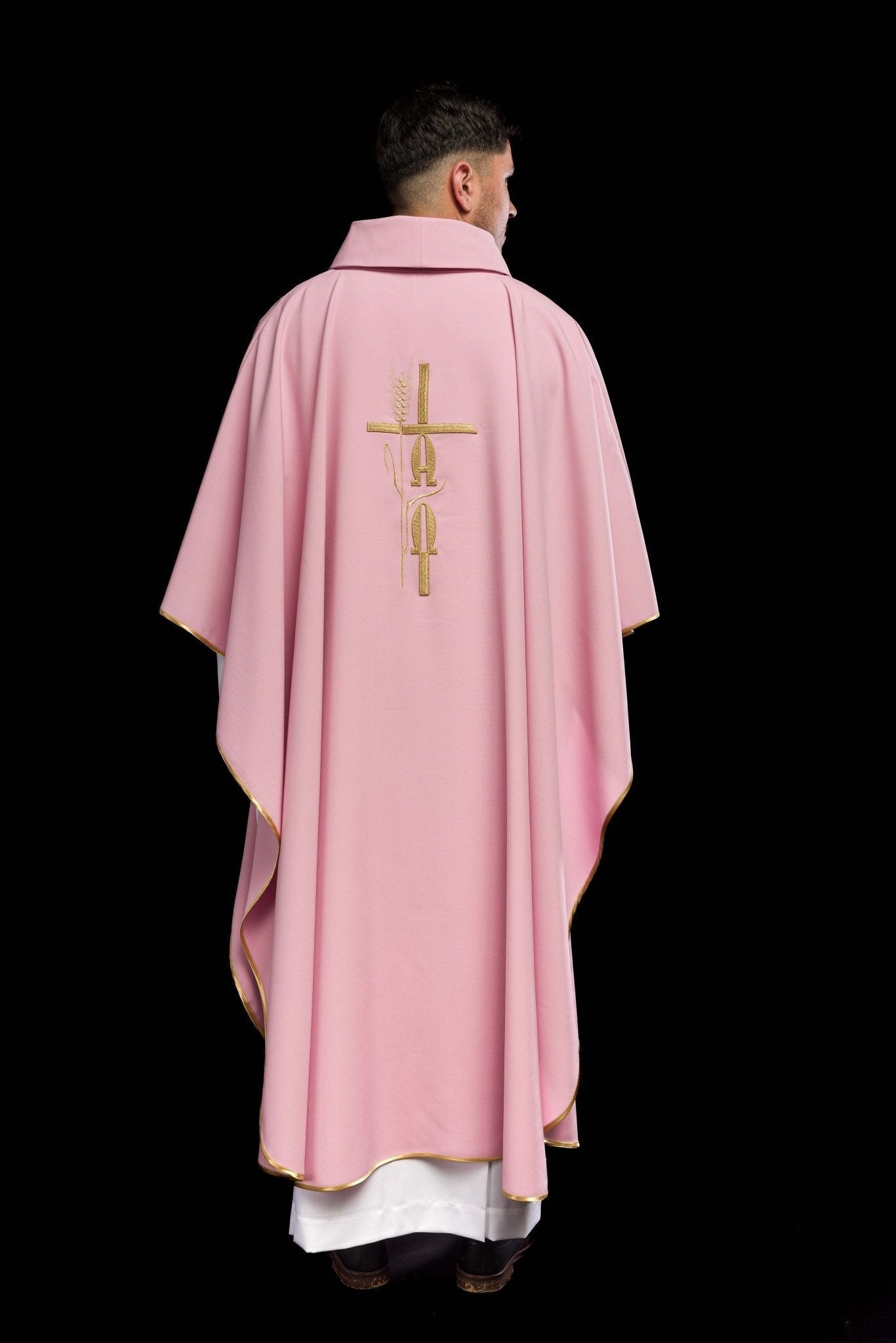 Chasuble rose avec croix de grain alpha et oméga KOR/013/08/12 RÓŻ - CHASUBLES.FR
