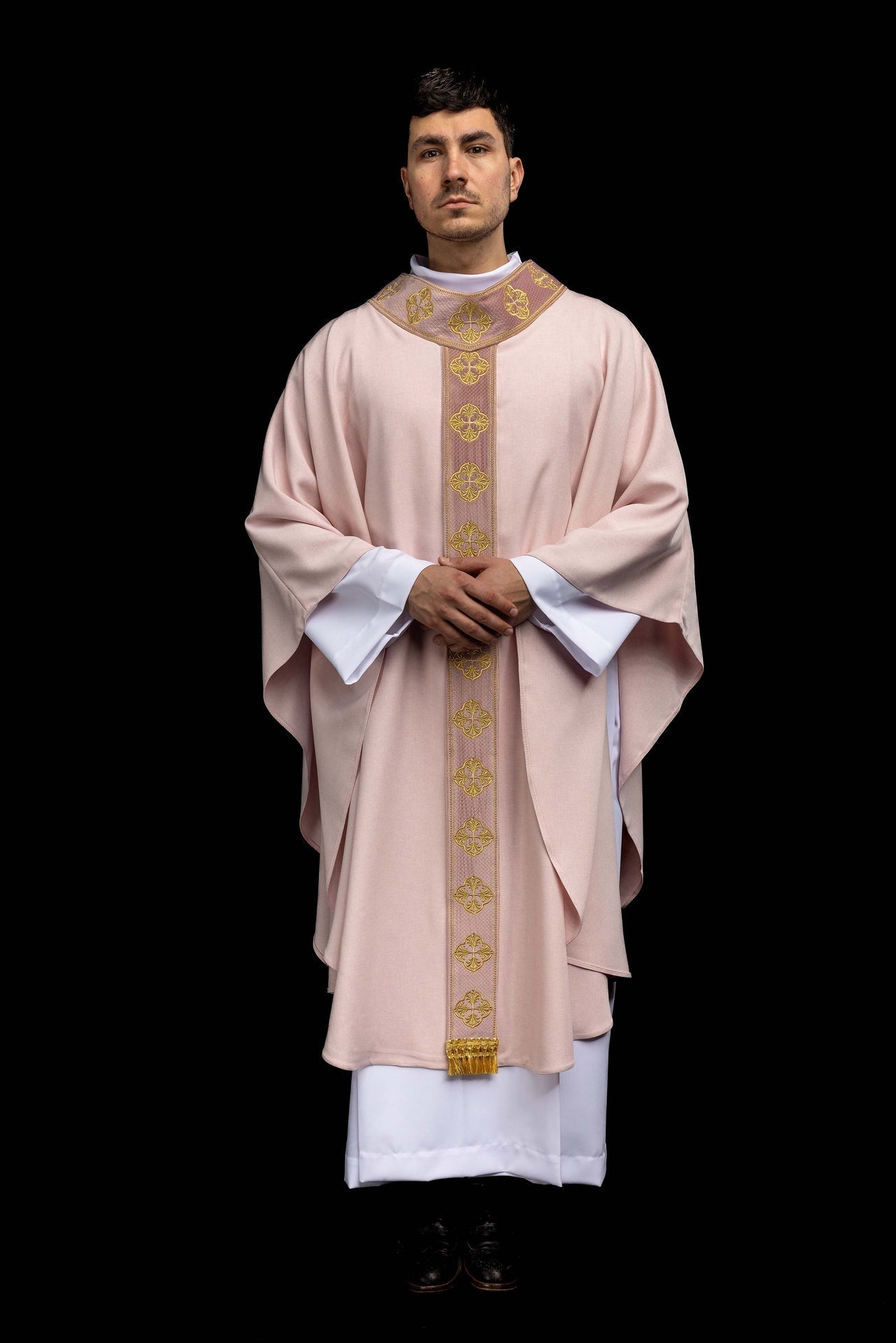 Chasuble rose avec galon brodé et col à motifs de croix S-7069-08-70 - CHASUBLES.FR