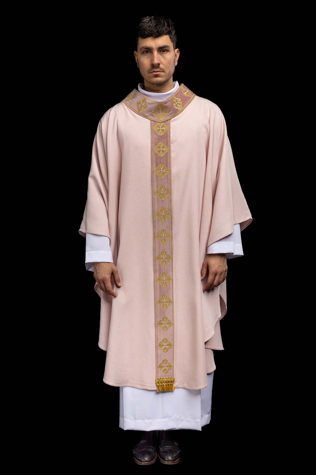 Chasuble rose avec galon brodé et col à motifs de croix S-7069-08-70 - CHASUBLES.FR