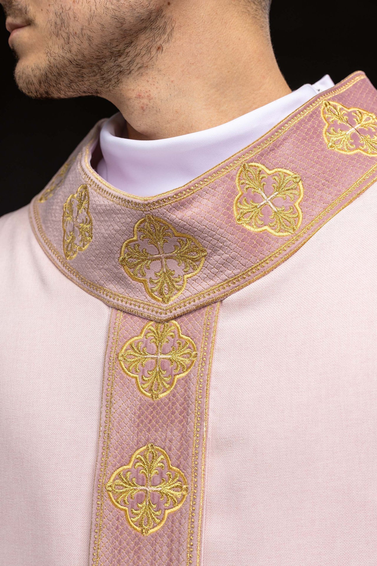 Chasuble rose avec galon brodé et col à motifs de croix S-7069-08-70 - CHASUBLES.FR