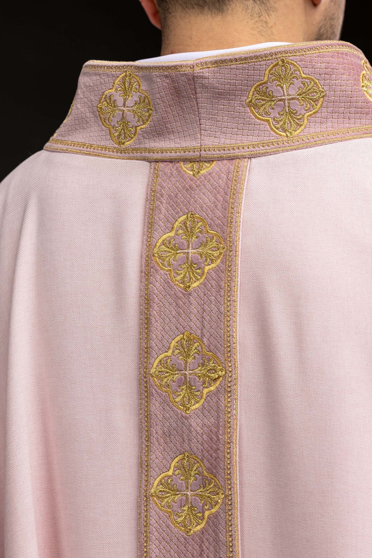 Chasuble rose avec galon brodé et col à motifs de croix S-7069-08-70 - CHASUBLES.FR
