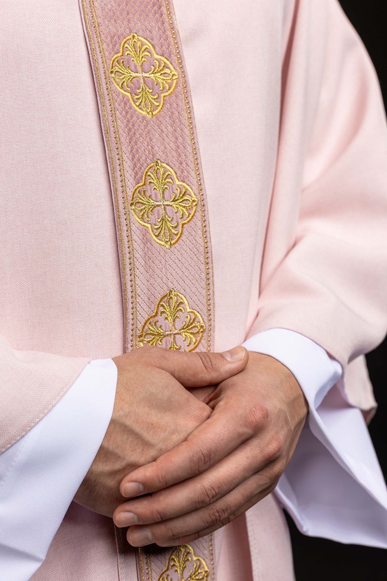 Chasuble rose avec galon brodé et col à motifs de croix S-7069-08-70 - CHASUBLES.FR