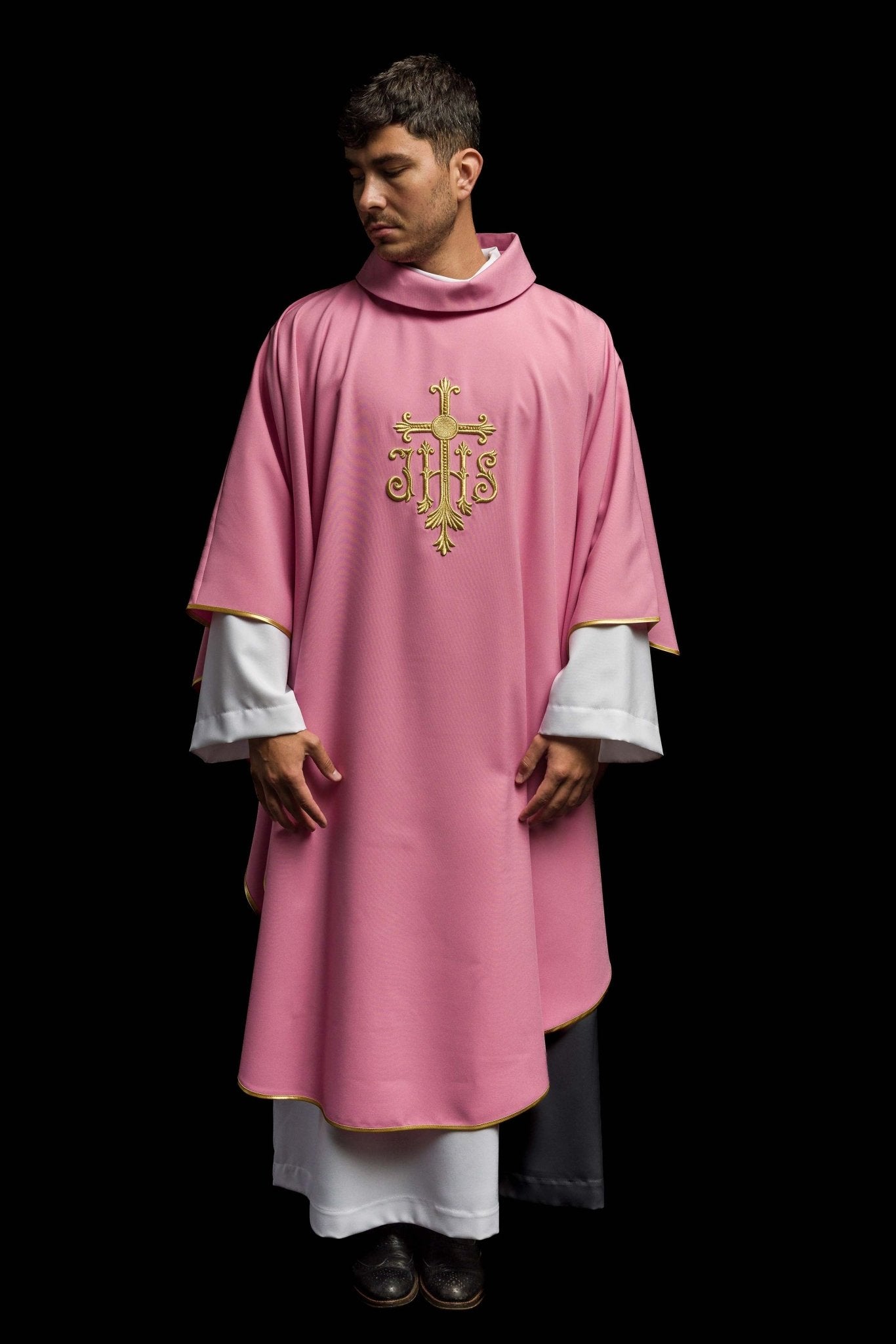 Chasuble rose avec JHS broderi KOR/255/08/12 - CHASUBLES.FR
