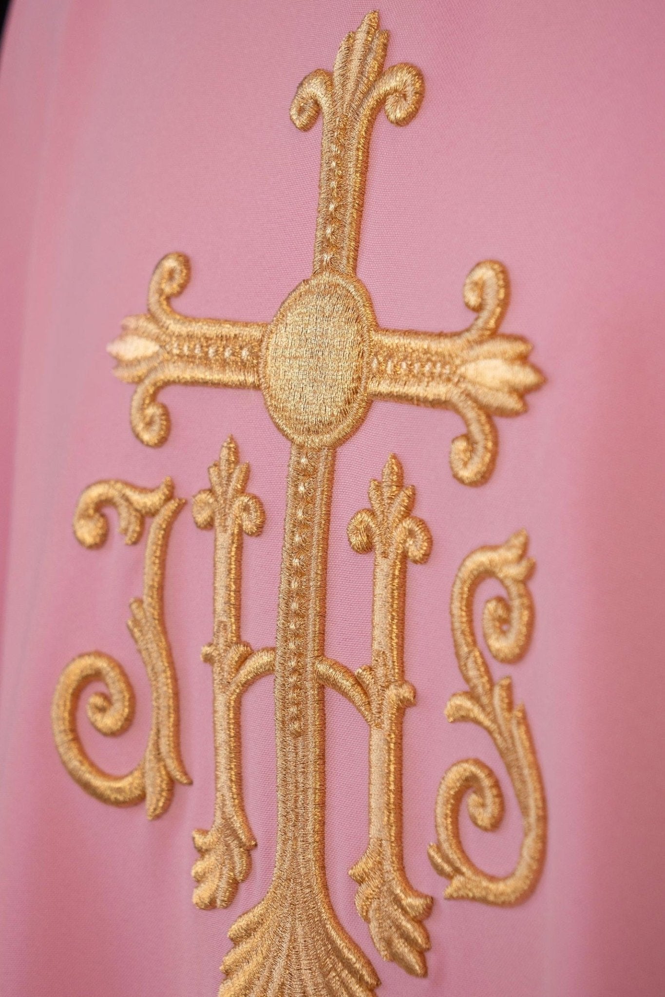 Chasuble rose avec JHS broderi KOR/255/08/12 - CHASUBLES.FR