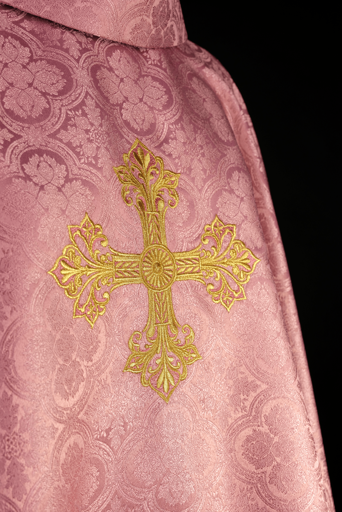 Chasuble rose avec une croix en tissu à motifs KOR/403/08/11 - CHASUBLES.FR