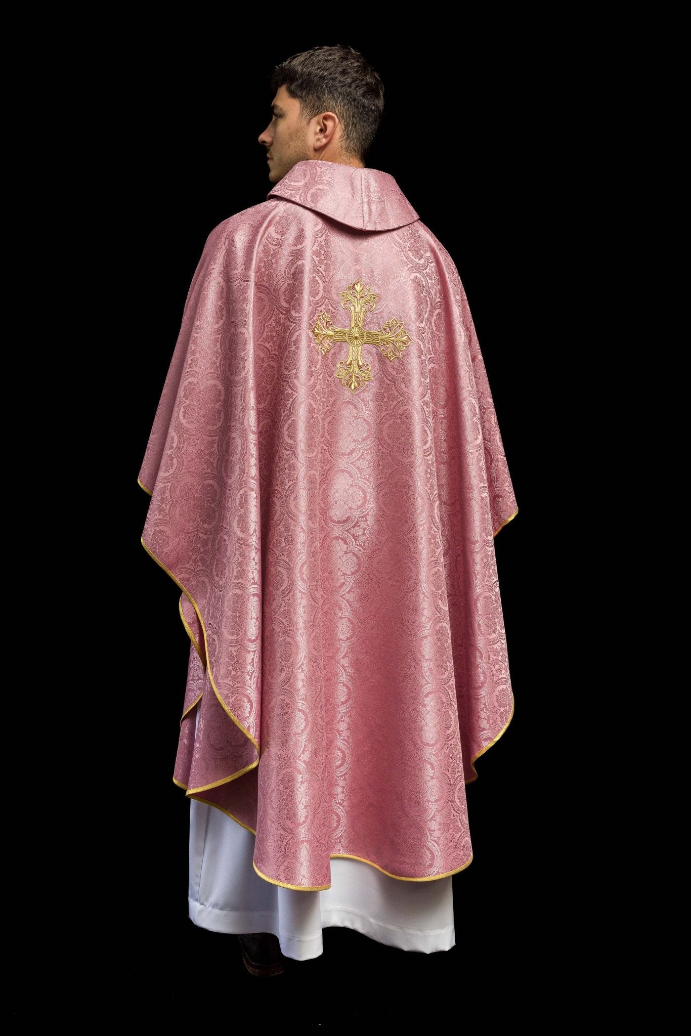 Chasuble rose avec une croix en tissu à motifs KOR/403/08/11 - CHASUBLES.FR