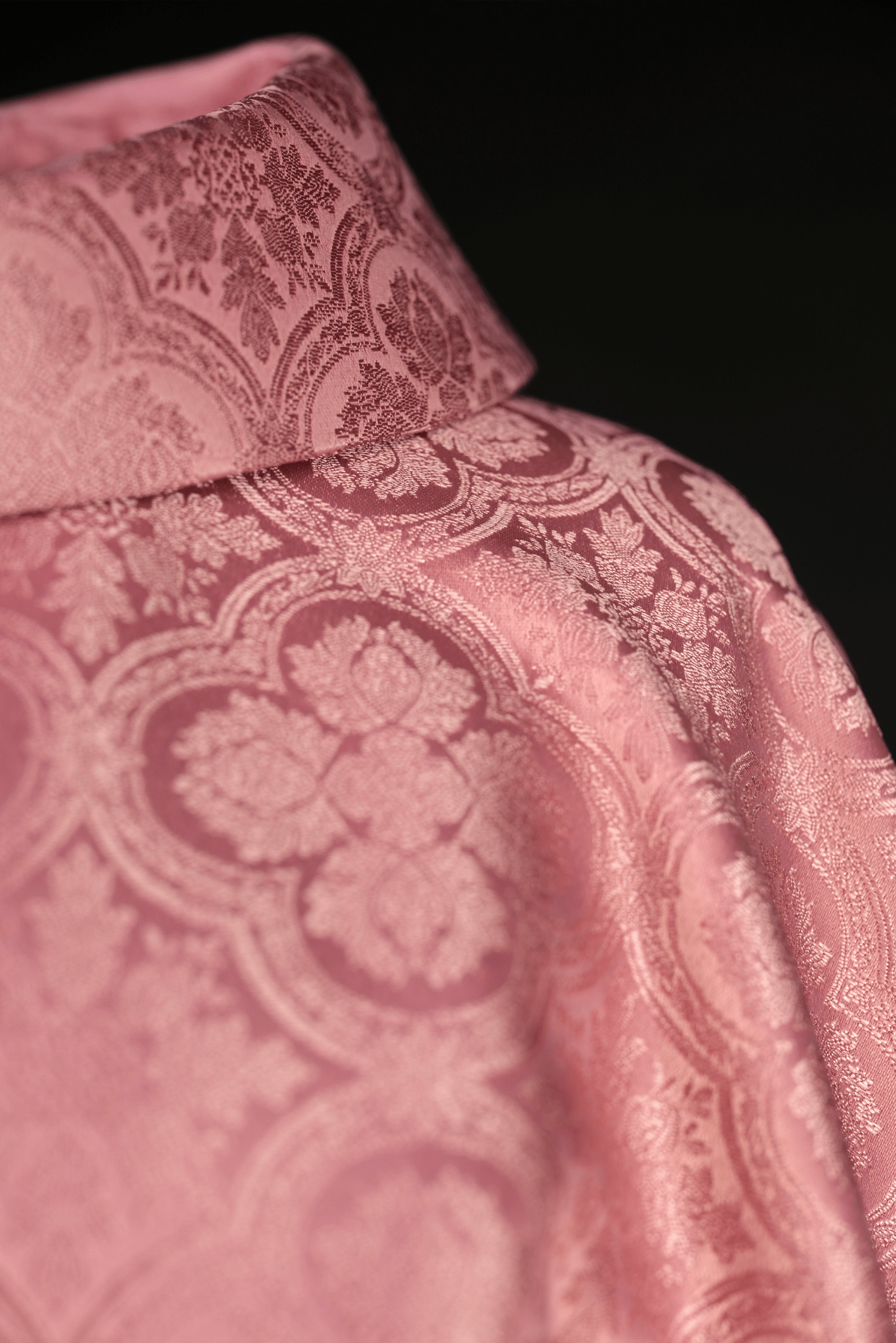 Chasuble rose avec une croix en tissu à motifs KOR/403/08/11 - CHASUBLES.FR