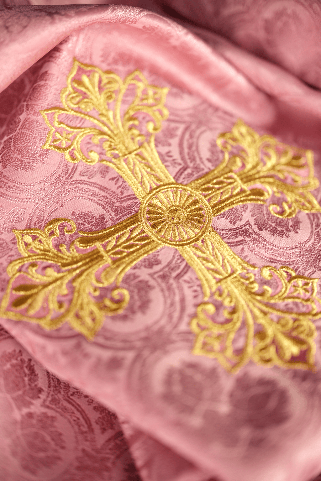 Chasuble rose avec une croix en tissu à motifs KOR/403/08/11 - CHASUBLES.FR