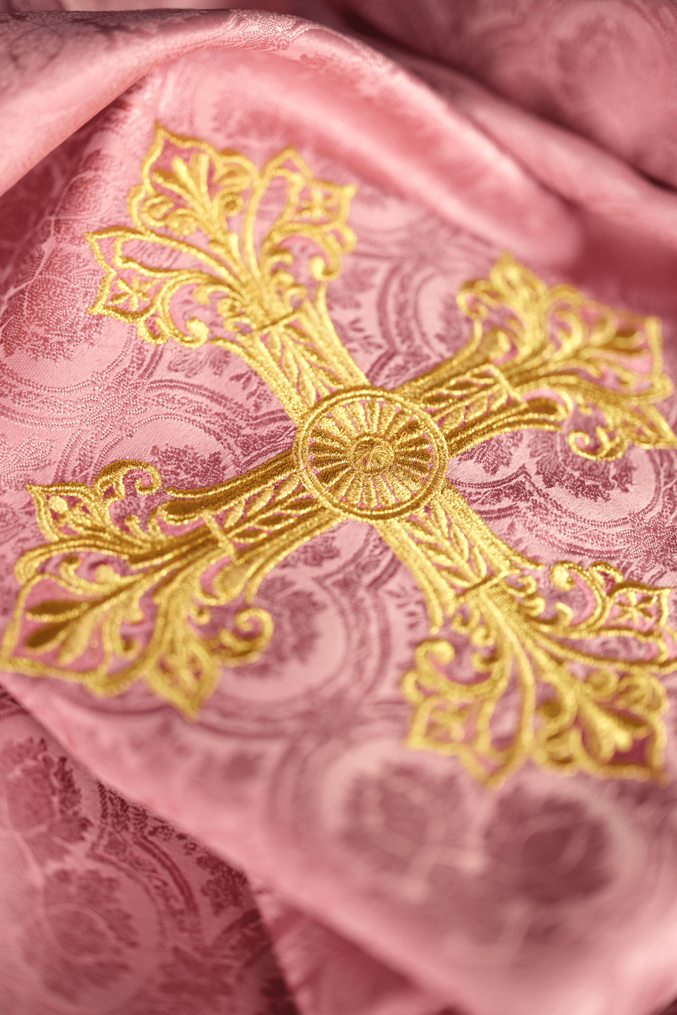 Chasuble rose avec une croix en tissu à motifs KOR/403/08/11 - CHASUBLES.FR