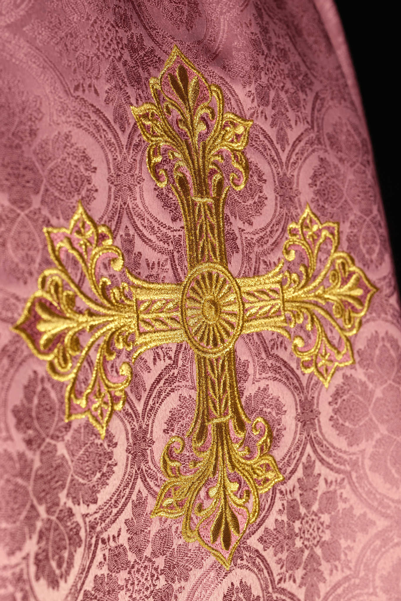 Chasuble rose avec une croix en tissu à motifs KOR/403/08/11 - CHASUBLES.FR