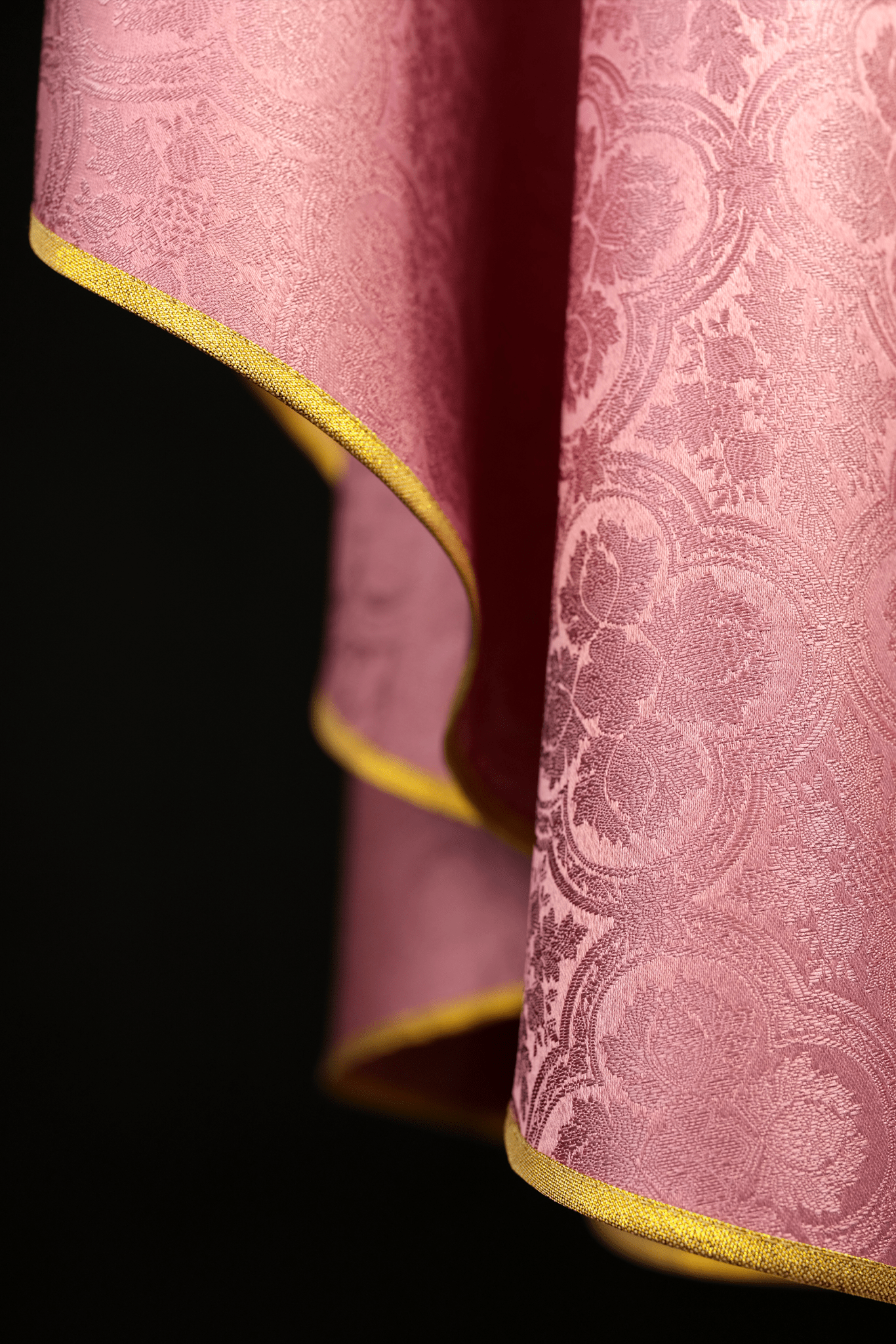 Chasuble rose avec une croix en tissu à motifs KOR/403/08/11 - CHASUBLES.FR