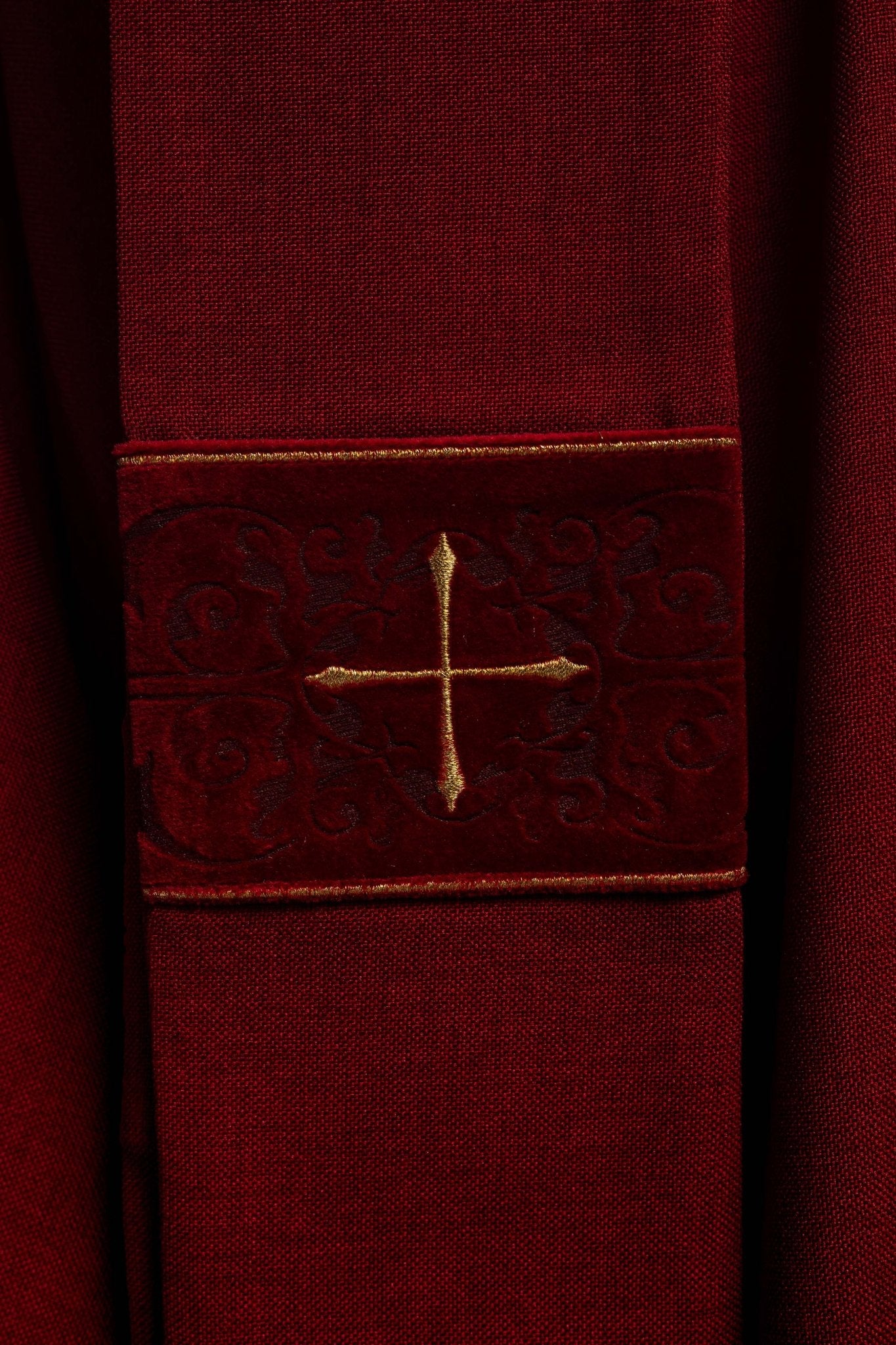Chasuble rouge avec bande brodée de croix LE/7074/02 - CHASUBLES.FR