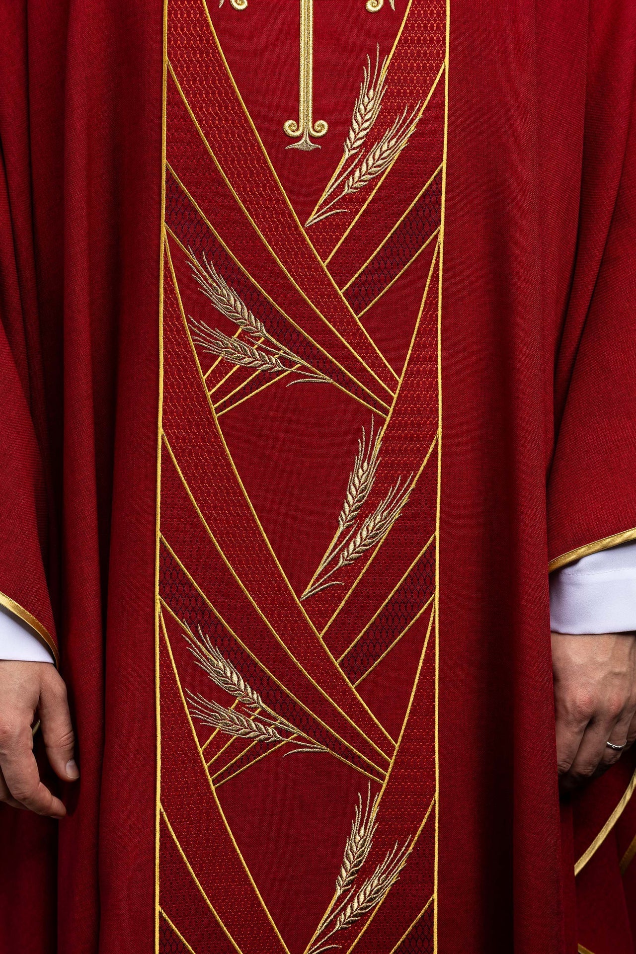 Chasuble rouge avec bande brodée Pax LE/7050/02 - CHASUBLES.FR