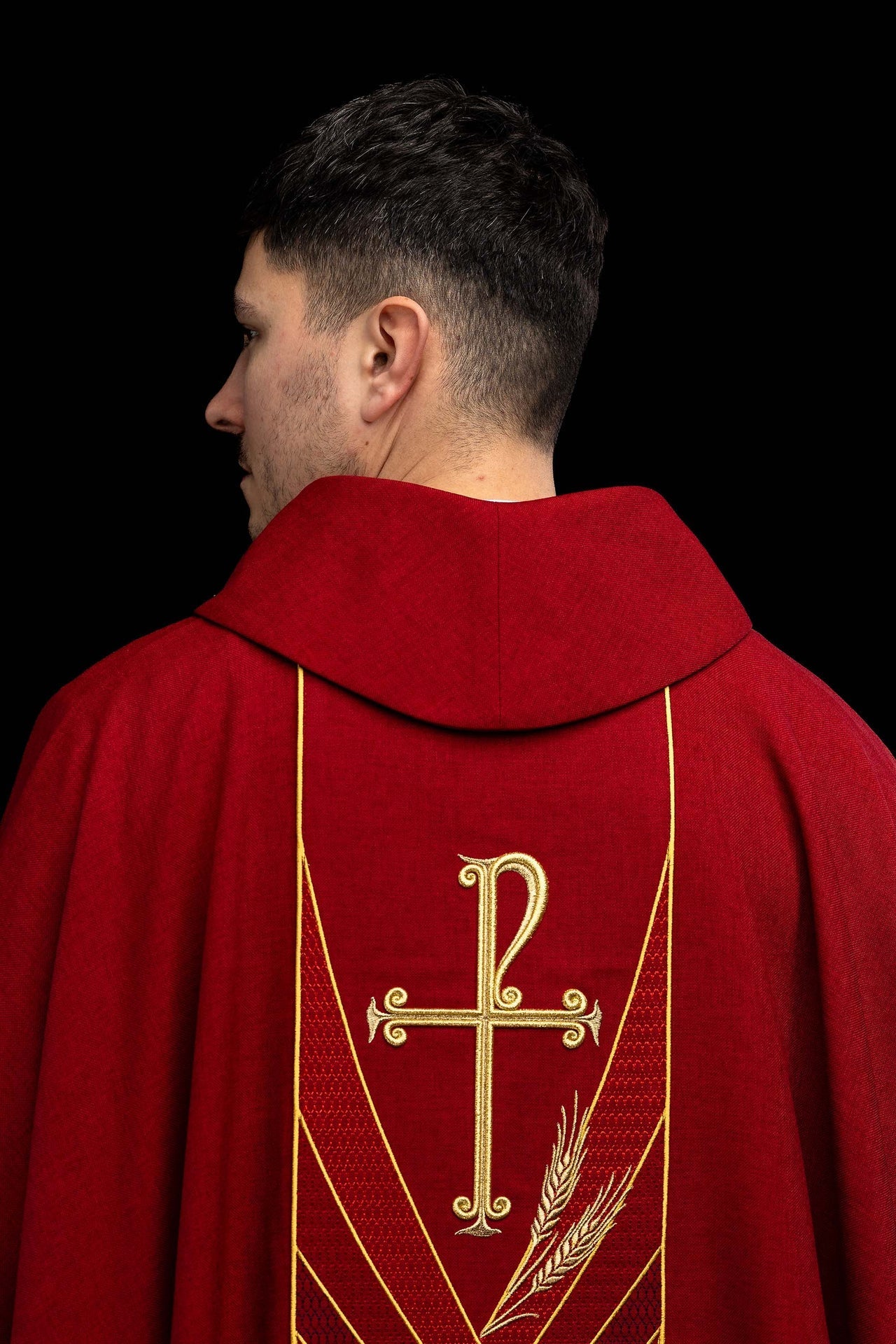 Chasuble rouge avec bande brodée Pax LE/7050/02 - CHASUBLES.FR