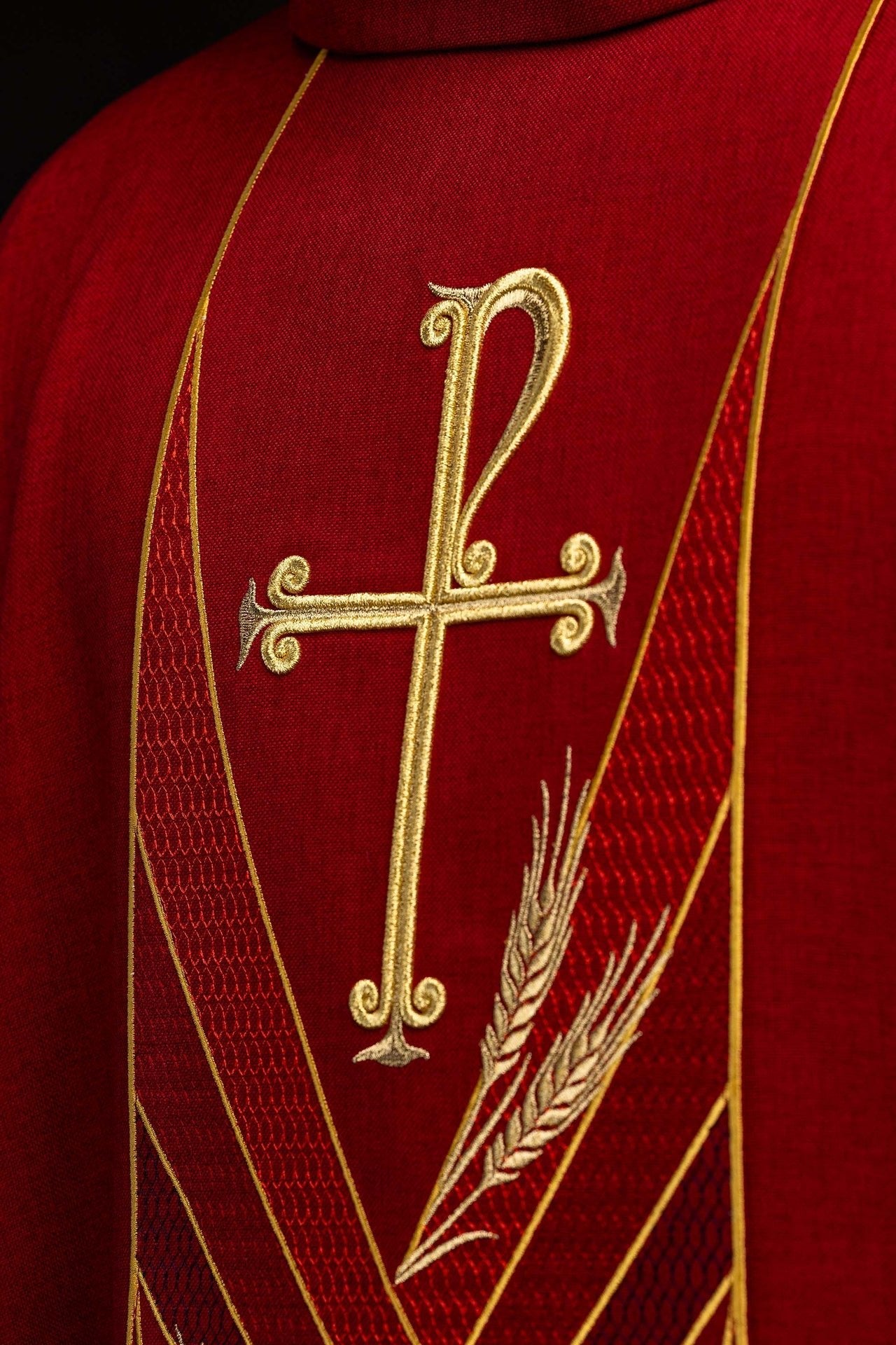 Chasuble rouge avec bande brodée Pax LE/7050/02 - CHASUBLES.FR