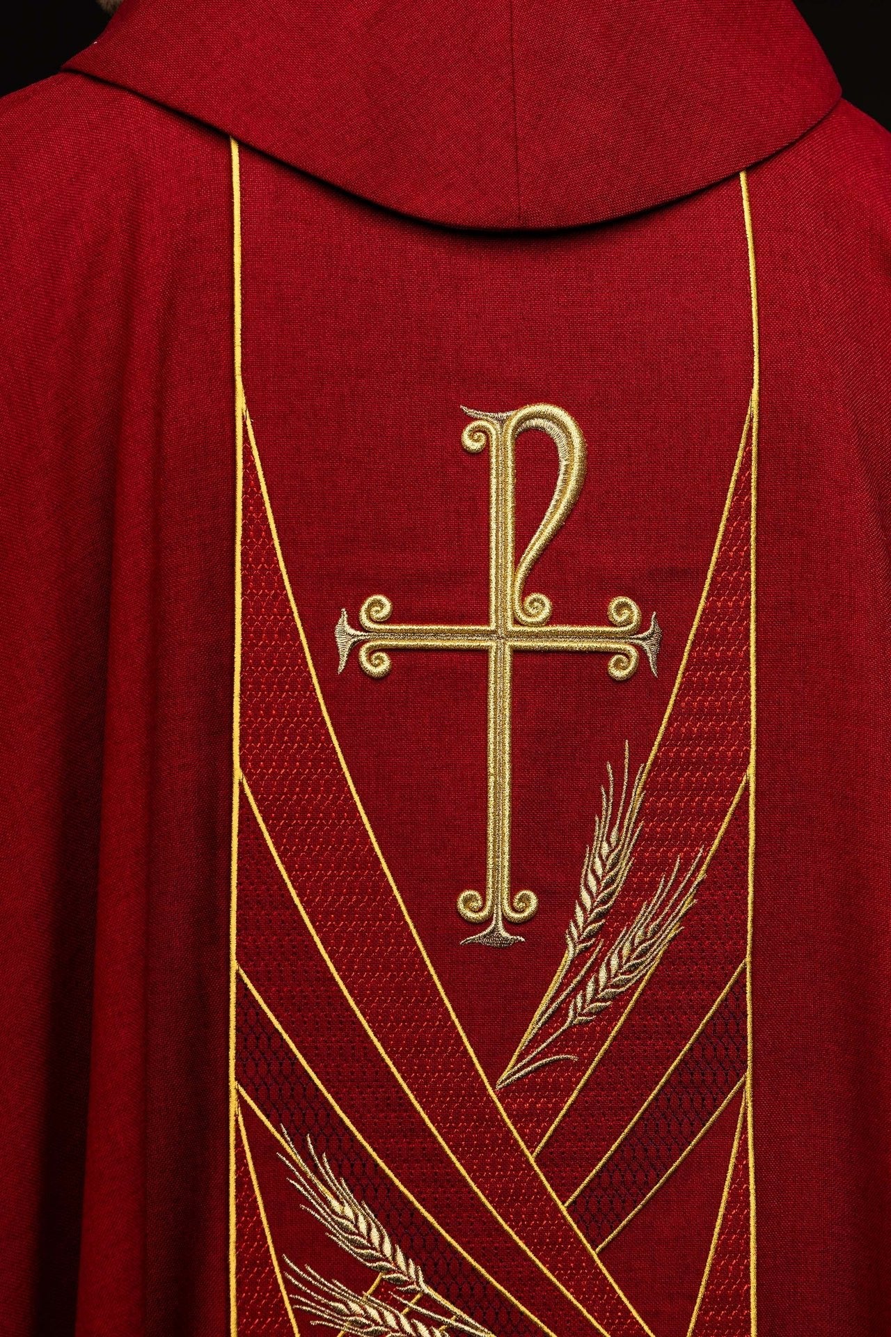 Chasuble rouge avec bande brodée Pax LE/7050/02 - CHASUBLES.FR