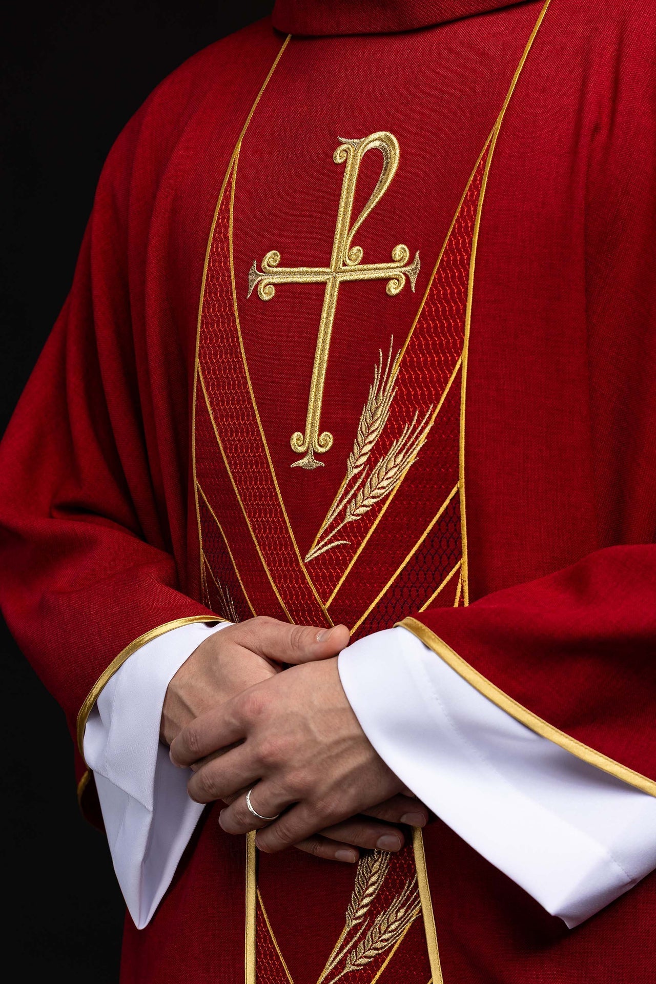 Chasuble rouge avec bande brodée Pax LE/7050/02 - CHASUBLES.FR