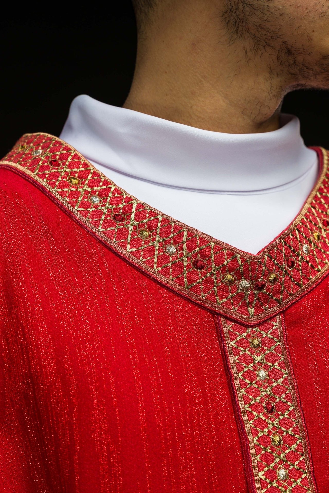Chasuble rouge avec bande et col brodés LE/7033/02 - CHASUBLES.FR