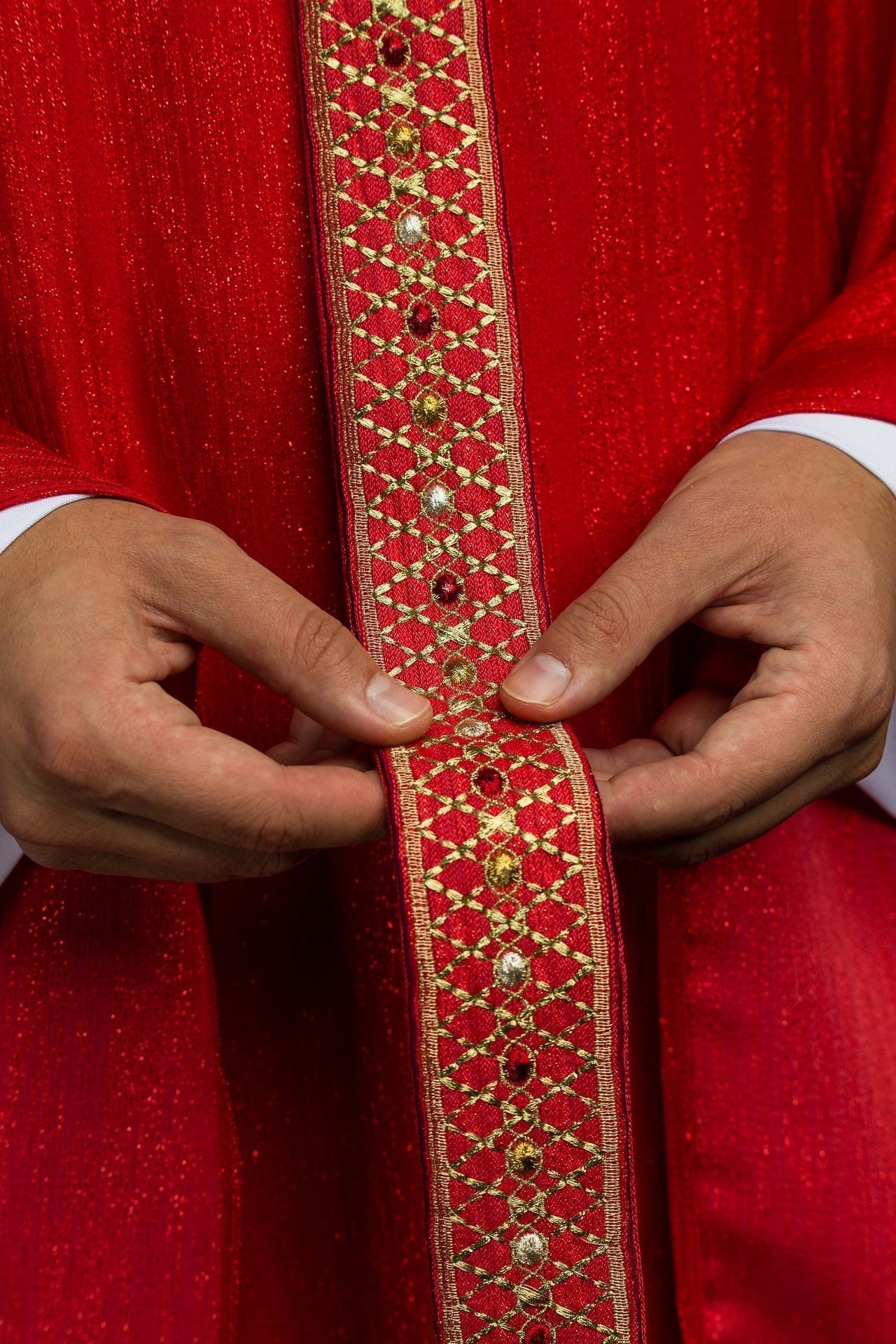 Chasuble rouge avec bande et col brodés LE/7033/02 - CHASUBLES.FR