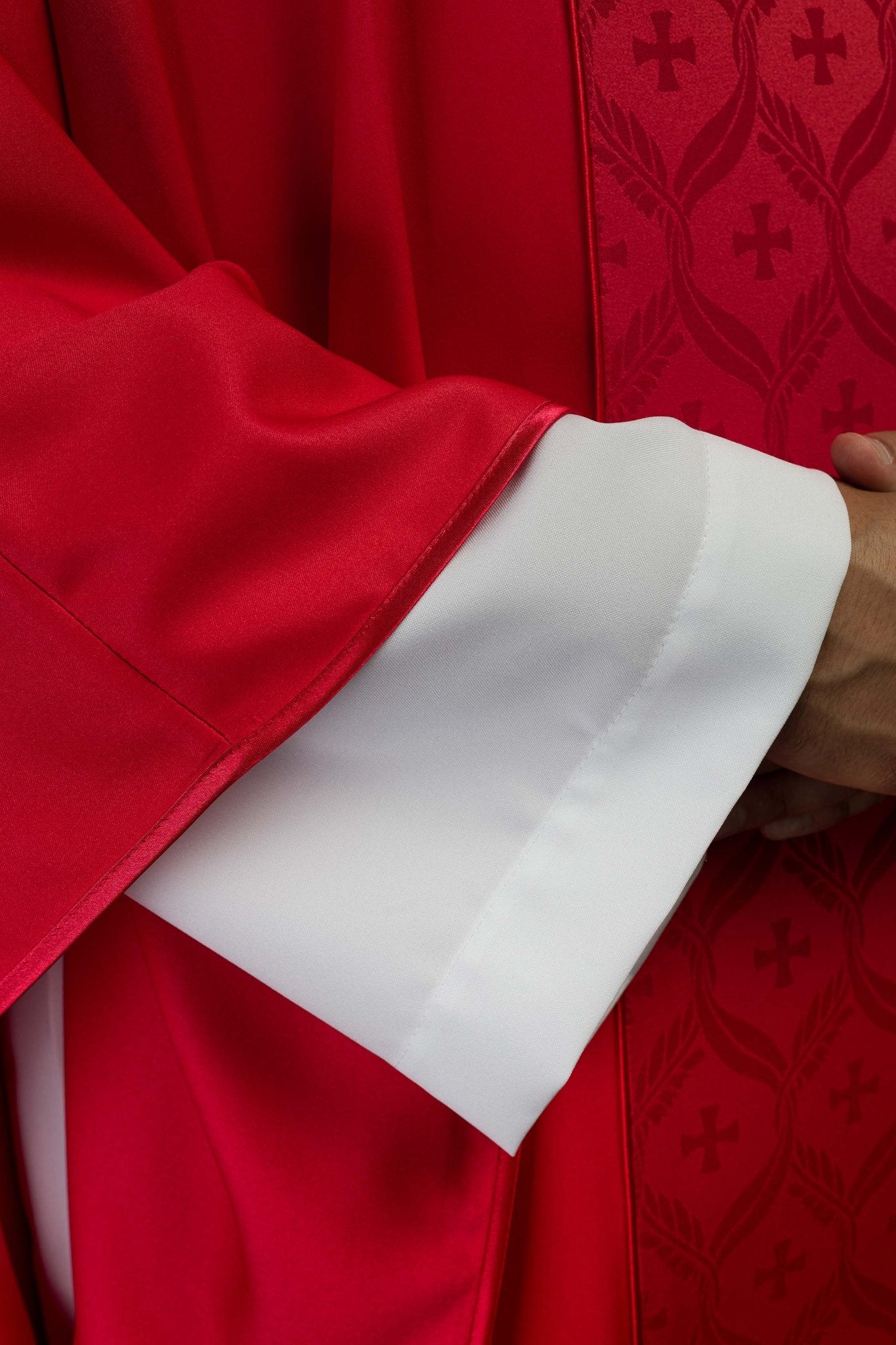 Chasuble rouge avec bande jacquard ornée de croix KOR/402/02/53 - CHASUBLES.FR