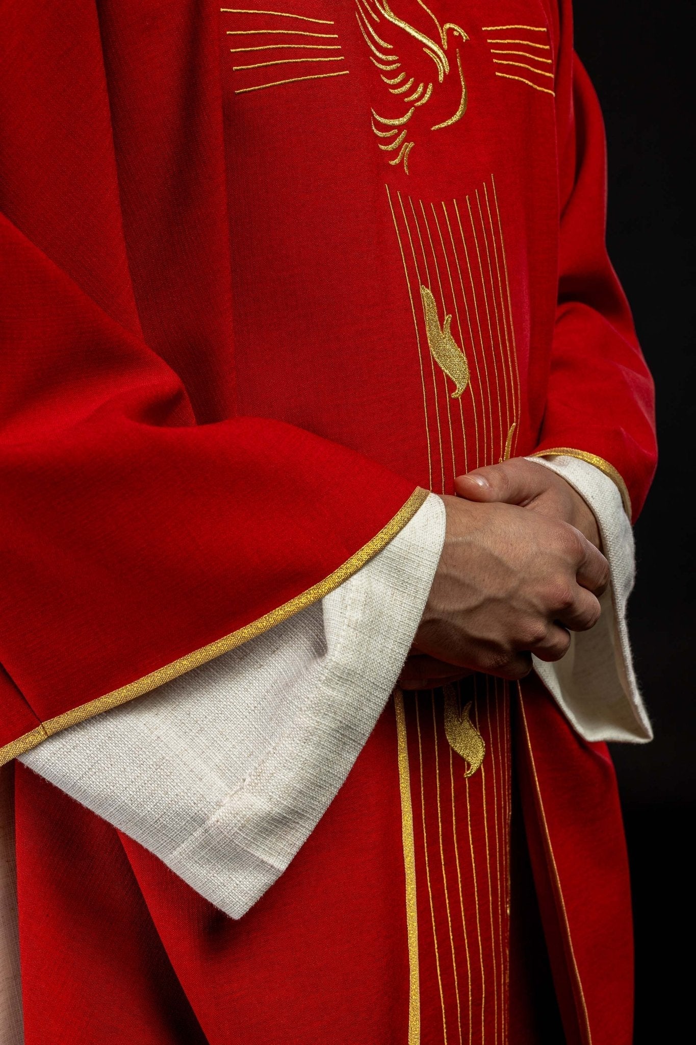 Chasuble rouge avec bordure dorée et broderie du Saint - Esprit KOR/218/02/62 CZERWONY - CHASUBLES.FR