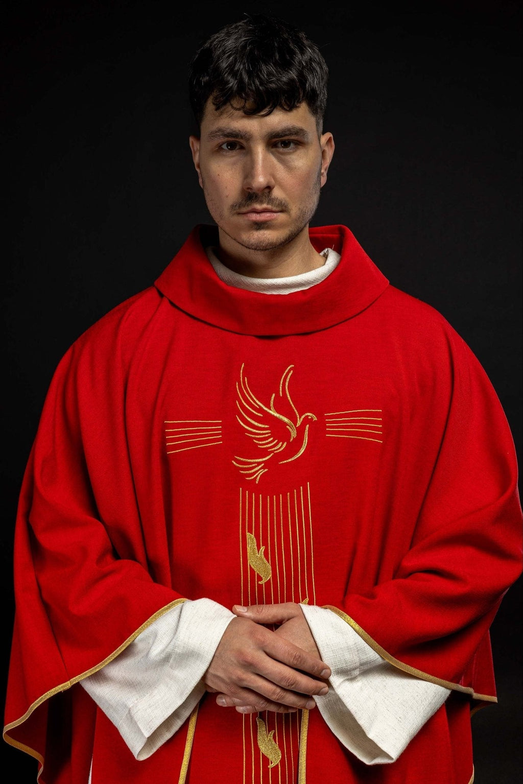 Chasuble rouge avec bordure dorée et broderie du Saint - Esprit KOR/218/02/62 CZERWONY - CHASUBLES.FR