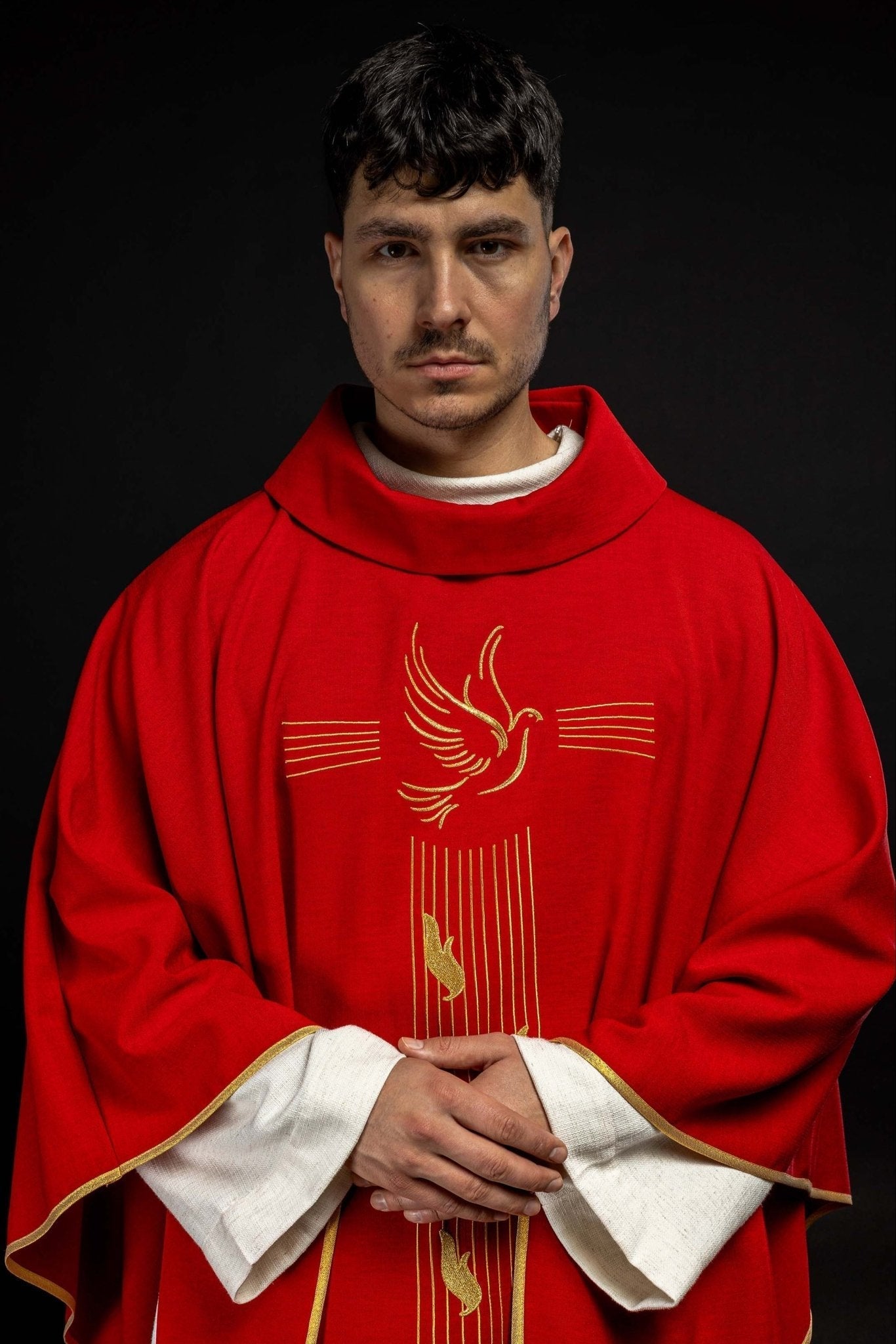 Chasuble rouge avec bordure dorée et broderie du Saint - Esprit KOR/218/02/62 CZERWONY - CHASUBLES.FR