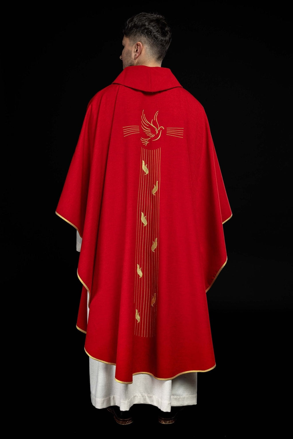Chasuble rouge avec bordure dorée et broderie du Saint - Esprit KOR/218/02/62 CZERWONY - CHASUBLES.FR