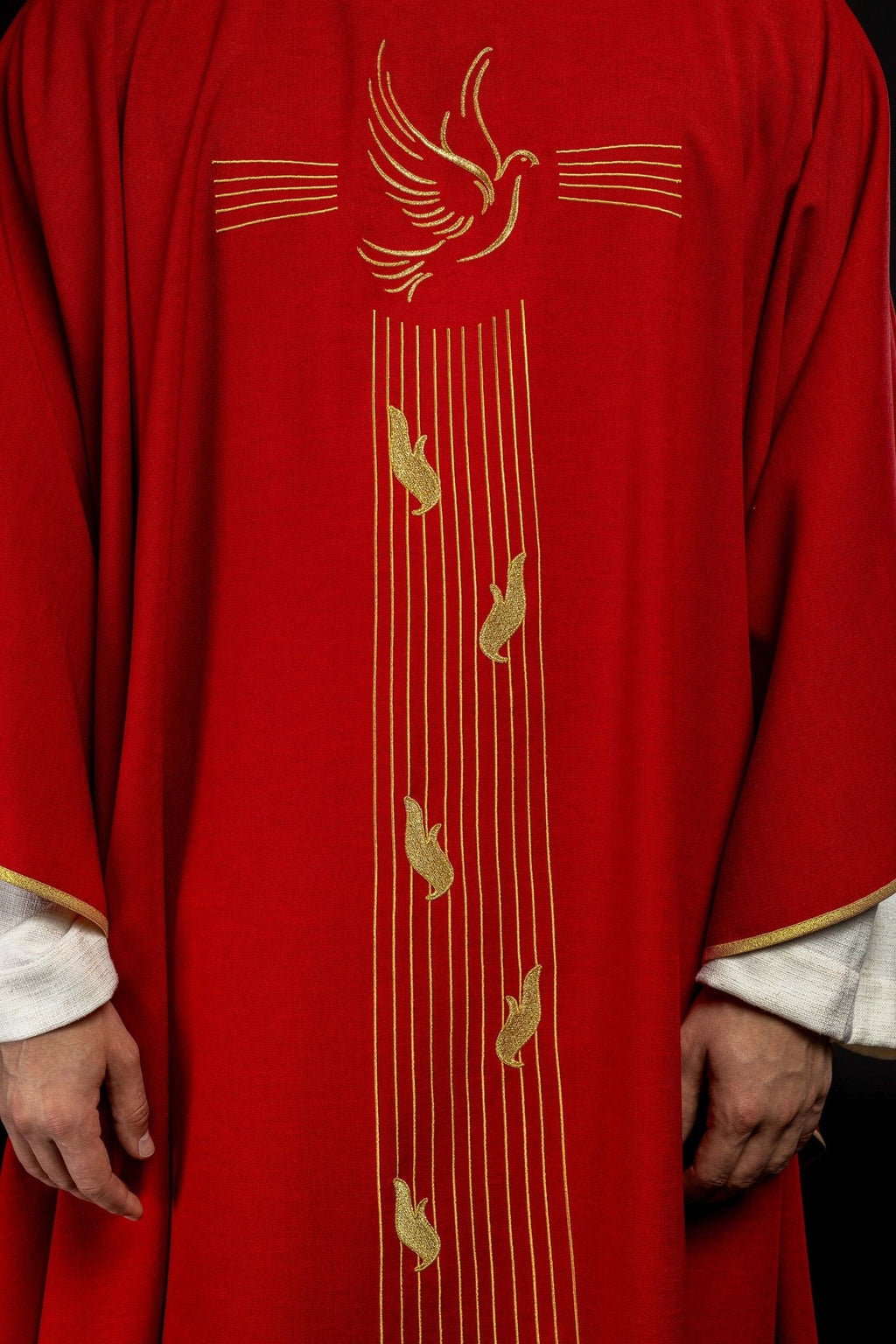 Chasuble rouge avec bordure dorée et broderie du Saint - Esprit KOR/218/02/62 CZERWONY - CHASUBLES.FR
